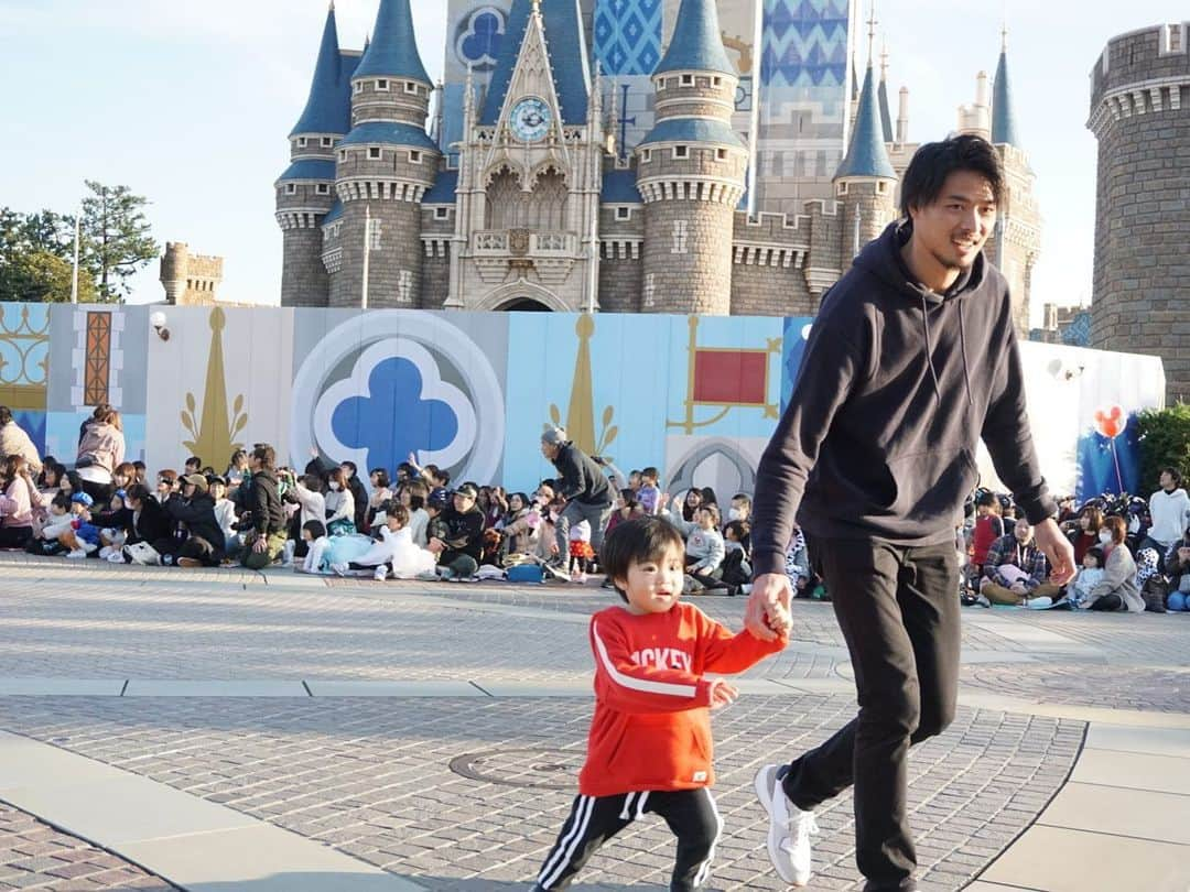 野村祐希さんのインスタグラム写真 - (野村祐希Instagram)「兄貴一家とTDL✨👧🏻🧒🏻 あーんしてくれるし、面白い顔するし、無表情で踊ってたりするし、ピースちゃんとできないし、全部可愛いです。 弟は走り回って落ち着きないけど、姉は正反対でバランス取れてておもしろいもんだ😂  子供中心のディズニーは楽しいね(*´∀｀*) #TDL #twins #brother  #family  @masatakanomura」12月21日 13時18分 - yuknmr