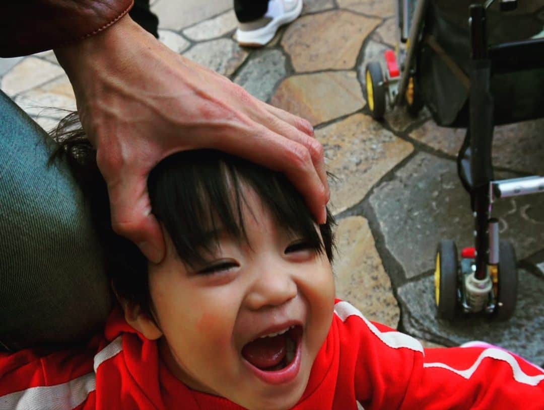 野村祐希さんのインスタグラム写真 - (野村祐希Instagram)「兄貴一家とTDL✨👧🏻🧒🏻 あーんしてくれるし、面白い顔するし、無表情で踊ってたりするし、ピースちゃんとできないし、全部可愛いです。 弟は走り回って落ち着きないけど、姉は正反対でバランス取れてておもしろいもんだ😂  子供中心のディズニーは楽しいね(*´∀｀*) #TDL #twins #brother  #family  @masatakanomura」12月21日 13時18分 - yuknmr