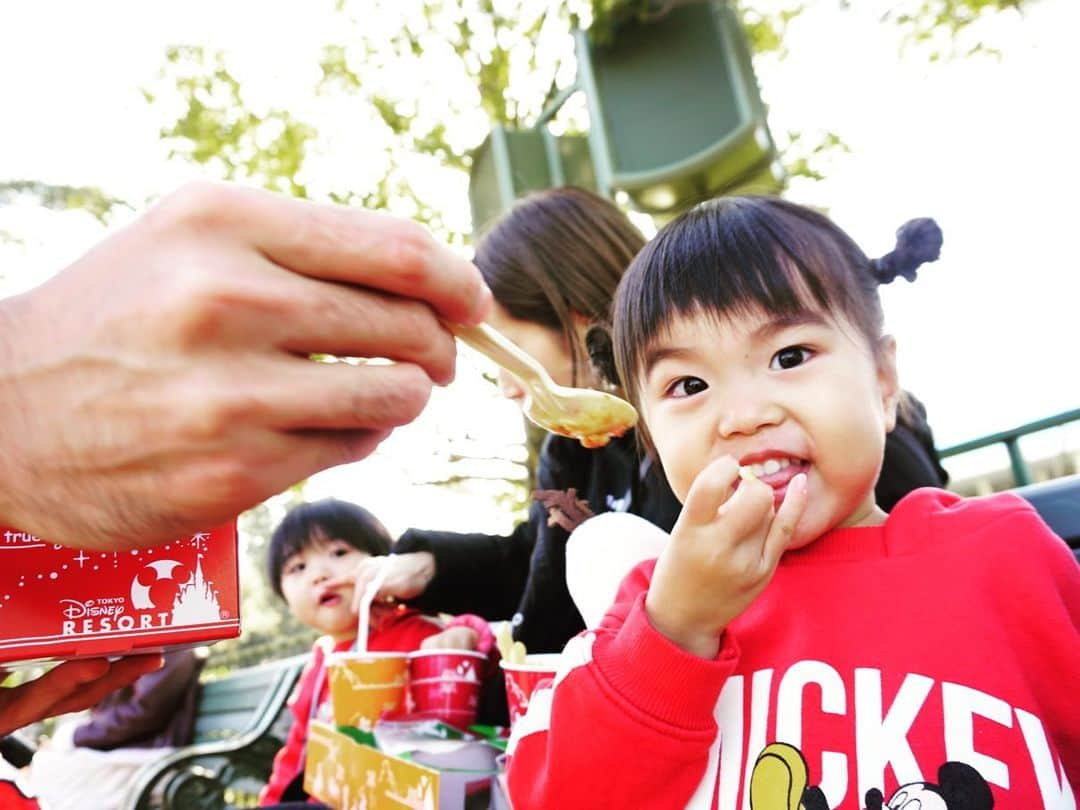 野村祐希さんのインスタグラム写真 - (野村祐希Instagram)「兄貴一家とTDL✨👧🏻🧒🏻 あーんしてくれるし、面白い顔するし、無表情で踊ってたりするし、ピースちゃんとできないし、全部可愛いです。 弟は走り回って落ち着きないけど、姉は正反対でバランス取れてておもしろいもんだ😂  子供中心のディズニーは楽しいね(*´∀｀*) #TDL #twins #brother  #family  @masatakanomura」12月21日 13時18分 - yuknmr