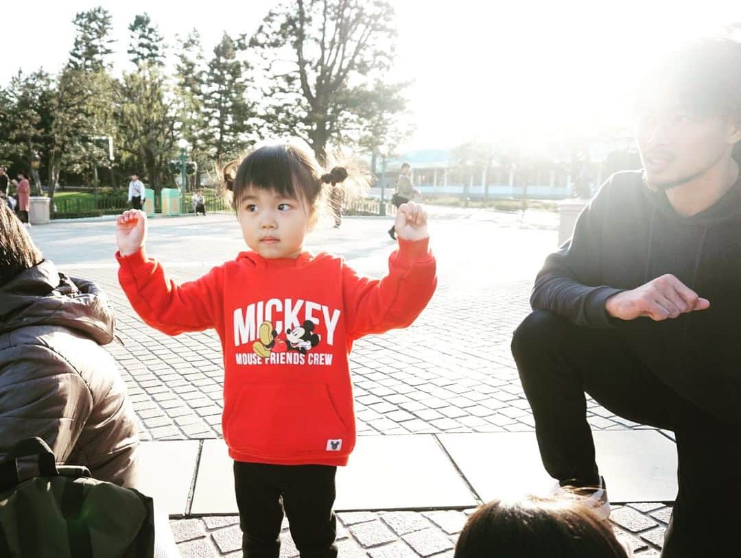 野村祐希さんのインスタグラム写真 - (野村祐希Instagram)「兄貴一家とTDL✨👧🏻🧒🏻 あーんしてくれるし、面白い顔するし、無表情で踊ってたりするし、ピースちゃんとできないし、全部可愛いです。 弟は走り回って落ち着きないけど、姉は正反対でバランス取れてておもしろいもんだ😂  子供中心のディズニーは楽しいね(*´∀｀*) #TDL #twins #brother  #family  @masatakanomura」12月21日 13時18分 - yuknmr