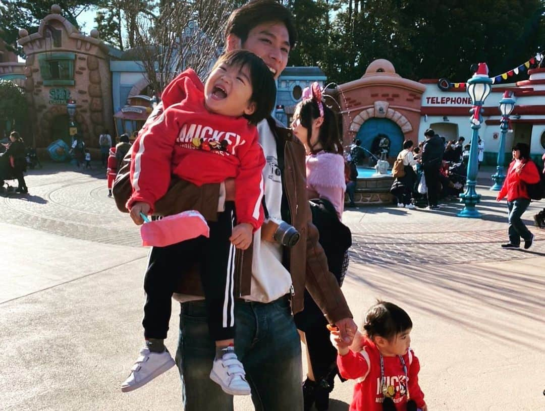 野村祐希さんのインスタグラム写真 - (野村祐希Instagram)「兄貴一家とTDL✨👧🏻🧒🏻 あーんしてくれるし、面白い顔するし、無表情で踊ってたりするし、ピースちゃんとできないし、全部可愛いです。 弟は走り回って落ち着きないけど、姉は正反対でバランス取れてておもしろいもんだ😂  子供中心のディズニーは楽しいね(*´∀｀*) #TDL #twins #brother  #family  @masatakanomura」12月21日 13時18分 - yuknmr