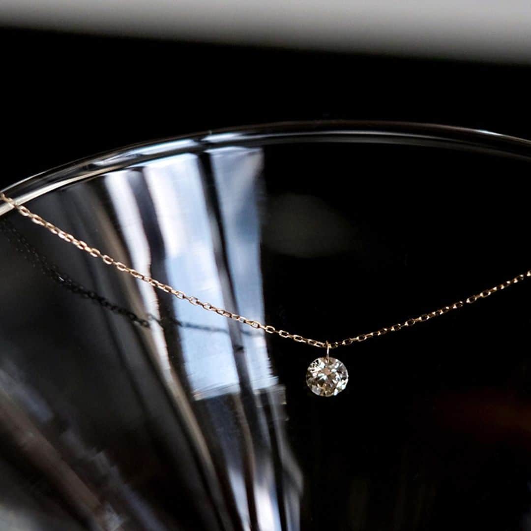 SIENAさんのインスタグラム写真 - (SIENAInstagram)「様々な角度から光りを取りこみ眩く煌めくダイヤモンドに、直接フープを通した斬新なデザインが特徴的な「ヌーディーダイヤモンド」コレクション。  0.3ctと大粒のシャンパンダイヤモンドをシンプルにあしらった、至極の一品です。  力強い光を放つシャンパンダイヤモンドは変わらない強さ、変わらない愛、そして清らかな関係で人と人をつなぐといわれています。  そんなダイヤモンドを華奢なチェーンで紡いだネックレスは、上品で落ち着いた輝きをデコルテに添えてくれます。  気取らない大人の女性にピッタリなスキンジュエリーともいうべき逸品です。  #sienarose #nudiediamond #necklace  #christmaspresents  #jewelry #シエナロゼ #ヌーディーダイヤモンド #ネックレス #クリスマスプレゼント #ジュエリー」12月21日 13時11分 - sienarose_official
