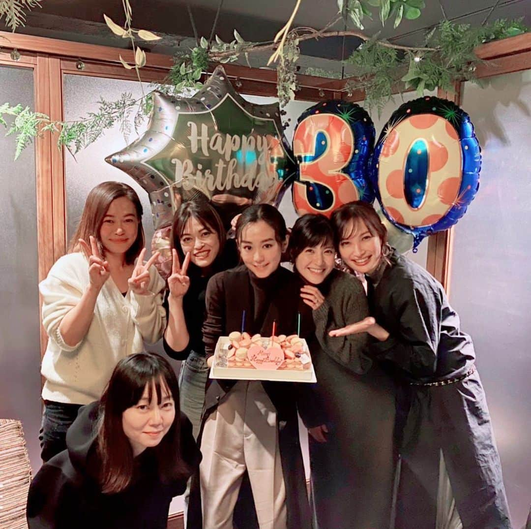 桐谷美玲さんのインスタグラム写真 - (桐谷美玲Instagram)「サプライズでお祝いしてくれたー😭✨みんな驚かせるのが上手なんだからーー！！ 10代の頃からずっと一緒できっとこれからも楽しくやっていくんだろうな、と改めて感じた日でした。 ありさ、絢、まっつん、ゆみちゃん、犬ちゃんありがとう😌」12月21日 13時15分 - mirei_kiritani_