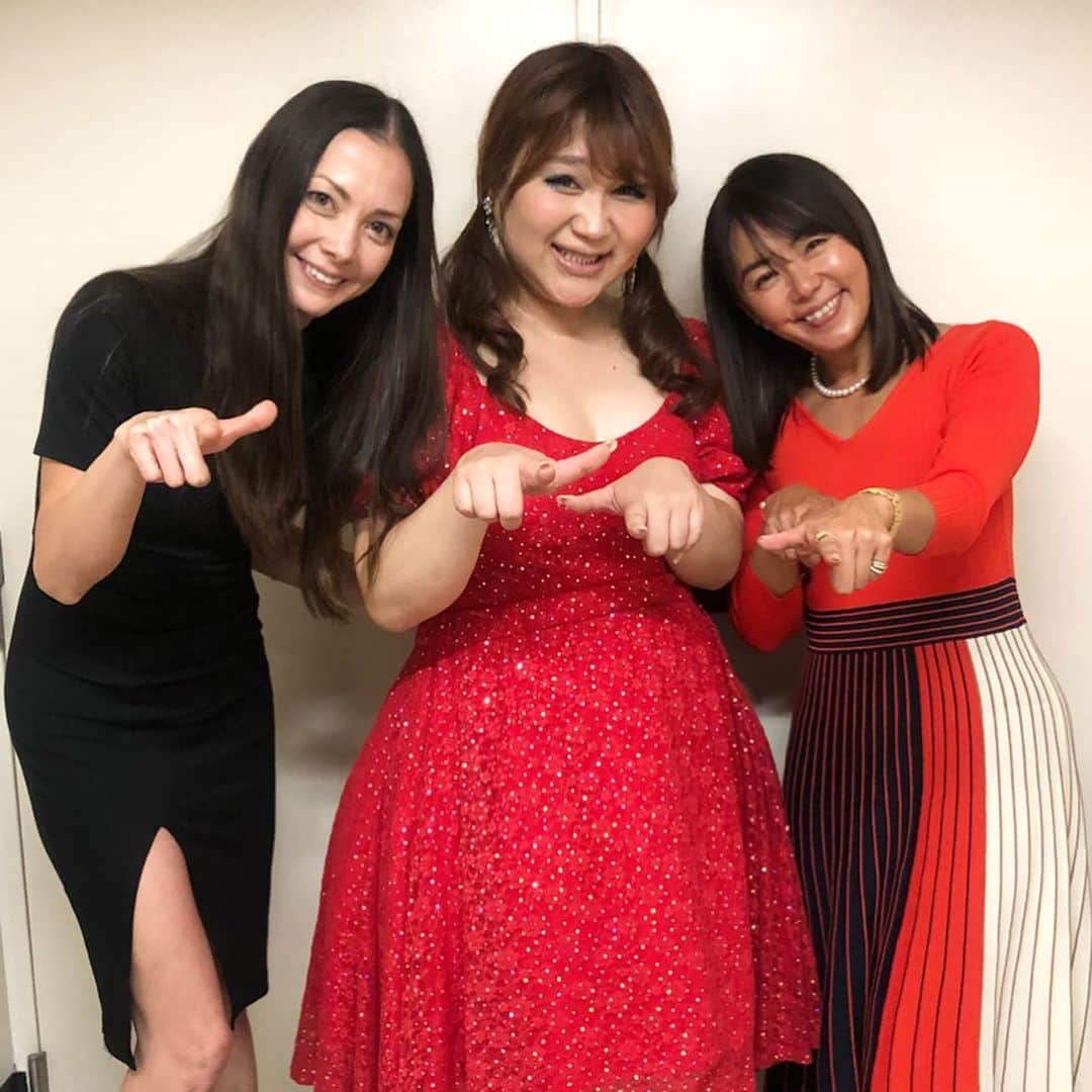 のインスタグラム：「🎄BOARDRIDERS JAPAN CHRISTMAS PARTY2019🎄  今年も司会をやらせていただきましたー🎤 @roxyjapan ROXYで今年も1年たくさんお世話になって、毎年こうやってクリスマスパーティーの司会でみんなに会えて幸せ❤️ロキシーアンバサダーの @asahina_aya 朝比奈彩ちゃんに、ビラボンアンバサダーの @annatsuchiya0311 土屋アンナちゃん🤩  パーティーゲストは @ringochan_0626 りんごちゃん🍎 @dj_koo1019  DJ KOOさん😍かなり盛り上がってみんな踊りまくり🕺  今年も1年ありがとうございました🙏また来年もどうぞよろしくお願いします❤️ #roxyjapan  #boardridersjapan  #christmasparty  #大忘年会2019  #thankyousomuch  #今年もありがとう  #kooさんプレゼントありがとう #りんごちゃん  #テンションあがるー」