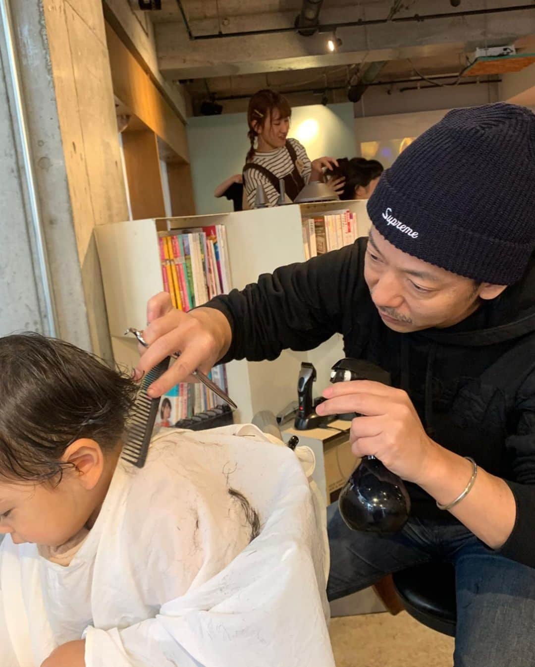 加護亜依さんのインスタグラム写真 - (加護亜依Instagram)「今日は息子のヘアカットと💇‍♂️ 私のカラーを　@mamoru_tnk さんにお願いしました🥰 田中さんには、もう11年お世話になっていて、今は子供もカットしてもらっています💕 先日、KAMI CHARISMA(カミカリスマ)で星２つを獲ったみたいです⭐️⭐️ おめでとうございます㊗️ すごいなぁ。。。 私、前髪を伸ばしてて 田中さんが提案してくれた前髪が とても気に入りました🤩 (写真2枚目) ありがとうございました❤️」12月21日 13時22分 - ai.1988kg