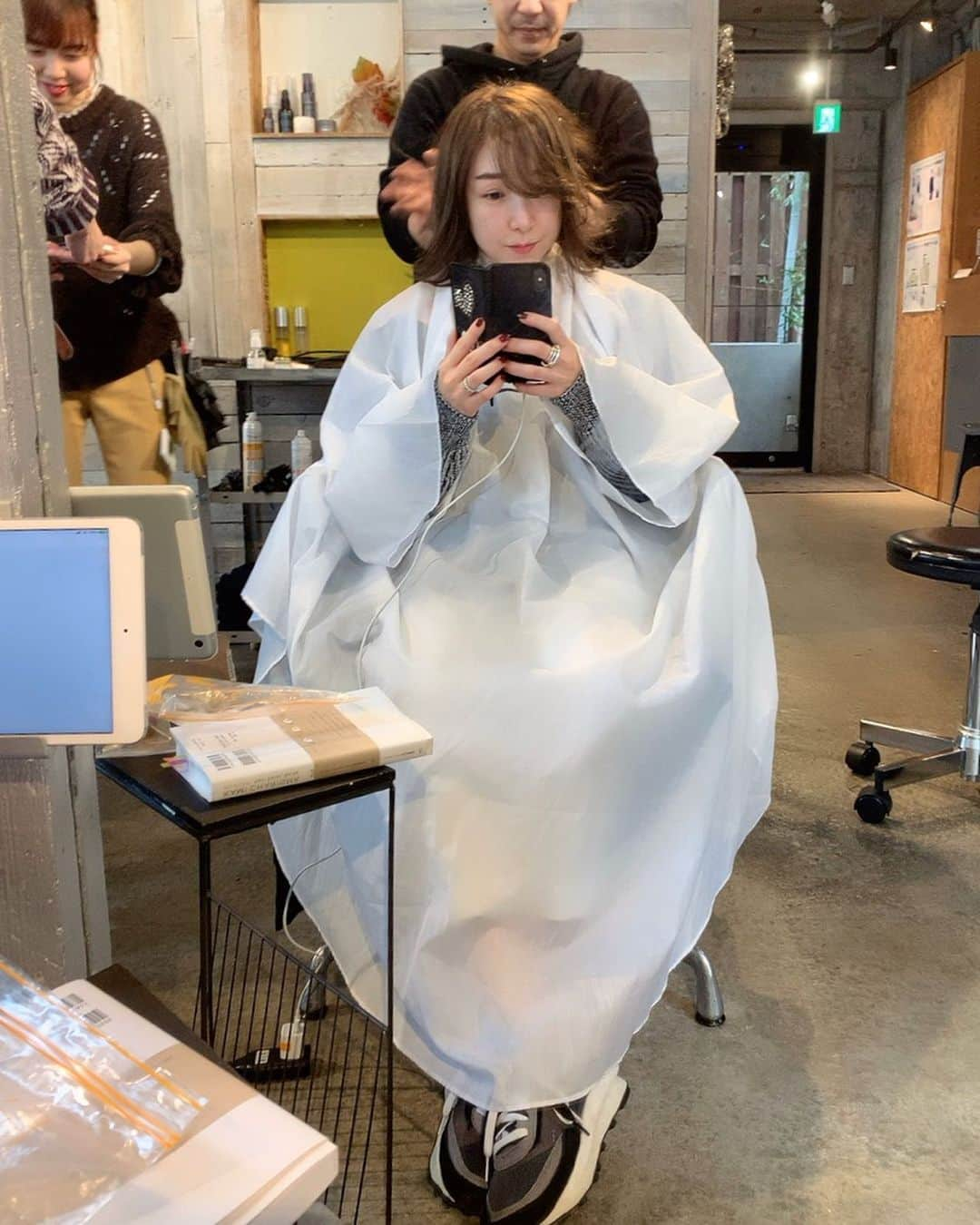 加護亜依さんのインスタグラム写真 - (加護亜依Instagram)「今日は息子のヘアカットと💇‍♂️ 私のカラーを　@mamoru_tnk さんにお願いしました🥰 田中さんには、もう11年お世話になっていて、今は子供もカットしてもらっています💕 先日、KAMI CHARISMA(カミカリスマ)で星２つを獲ったみたいです⭐️⭐️ おめでとうございます㊗️ すごいなぁ。。。 私、前髪を伸ばしてて 田中さんが提案してくれた前髪が とても気に入りました🤩 (写真2枚目) ありがとうございました❤️」12月21日 13時22分 - ai.1988kg