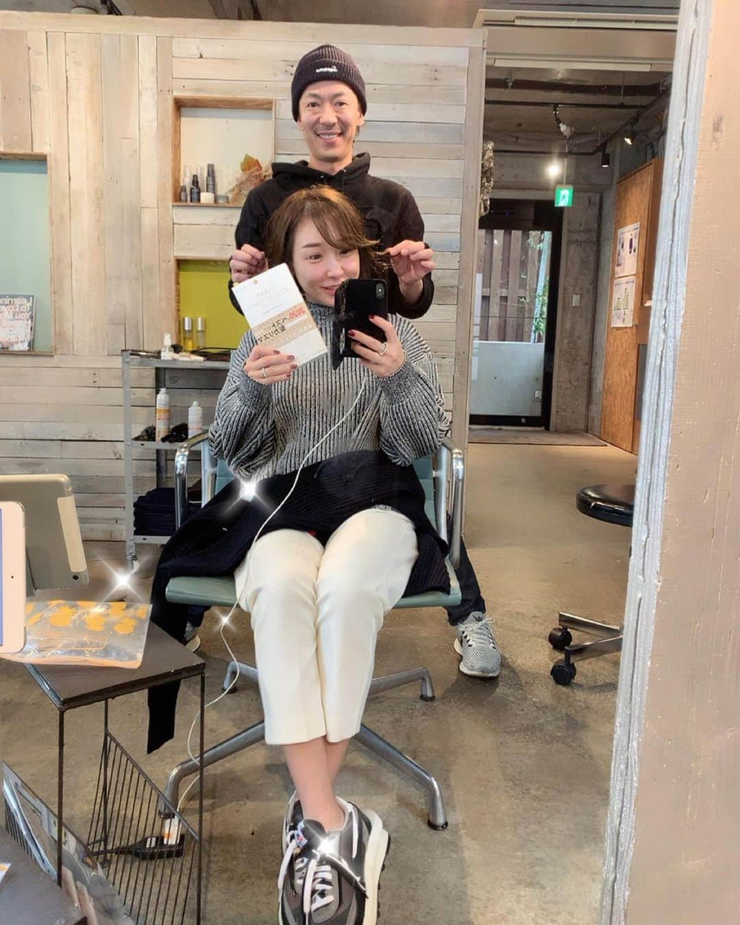 加護亜依さんのインスタグラム写真 - (加護亜依Instagram)「今日は息子のヘアカットと💇‍♂️ 私のカラーを　@mamoru_tnk さんにお願いしました🥰 田中さんには、もう11年お世話になっていて、今は子供もカットしてもらっています💕 先日、KAMI CHARISMA(カミカリスマ)で星２つを獲ったみたいです⭐️⭐️ おめでとうございます㊗️ すごいなぁ。。。 私、前髪を伸ばしてて 田中さんが提案してくれた前髪が とても気に入りました🤩 (写真2枚目) ありがとうございました❤️」12月21日 13時22分 - ai.1988kg