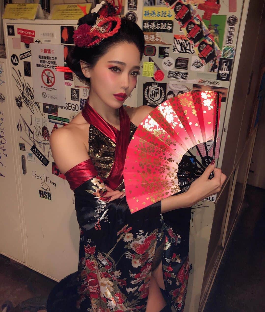 酒井麻里（Juri）さんのインスタグラム写真 - (酒井麻里（Juri）Instagram)「今夜は…🌹 @edgehouse_tokyo 💋💋💋 * * * #cyberjapan #cjjuri #jurixoxo #club #party #edgehouse #visiontokyo #shibuya #makeup #kimono #costume」12月21日 13時25分 - jurixoxoxo