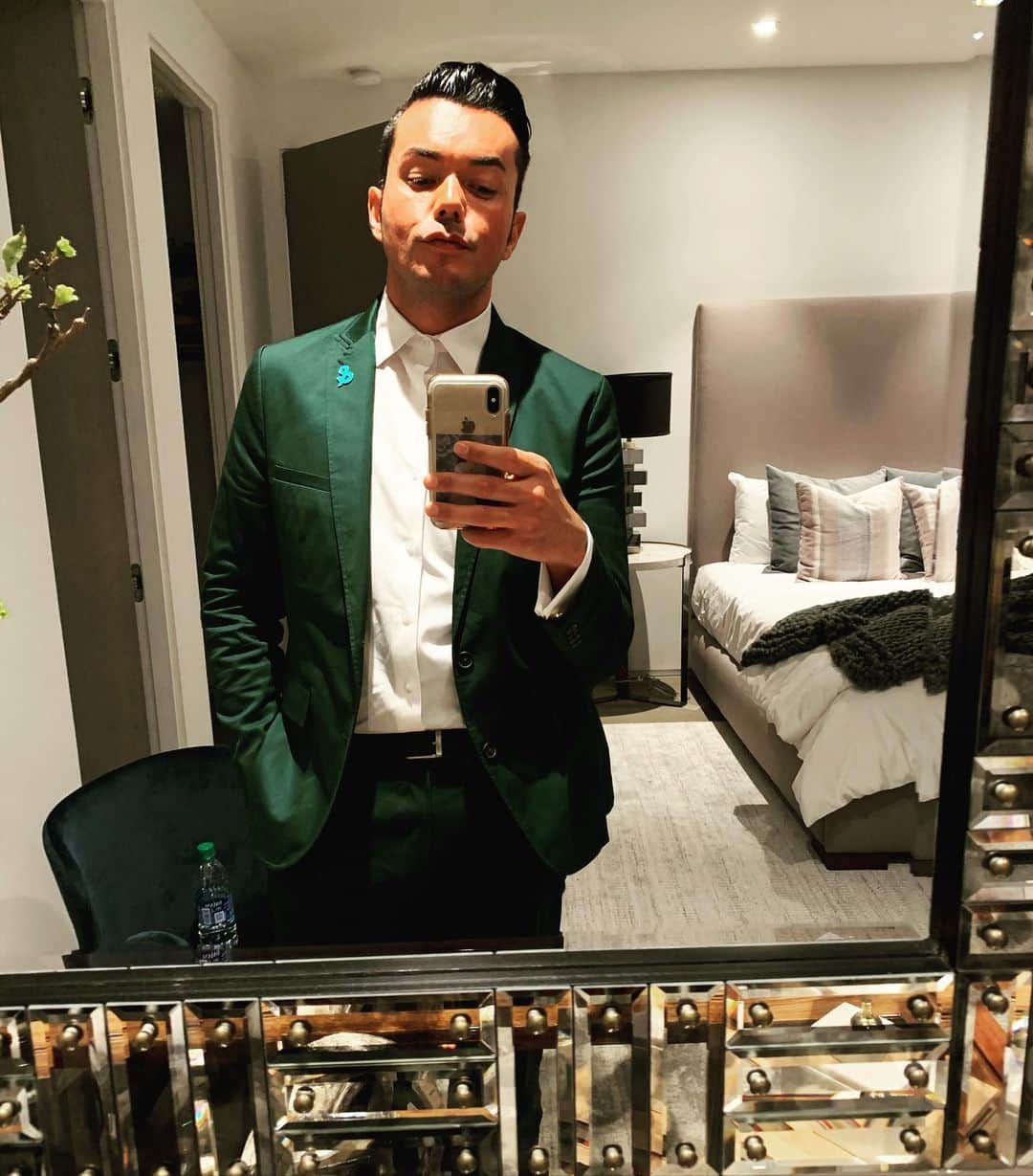 アンソニー・ラモスのインスタグラム：「This Christmas suit is getting a lot of wear this season 🎄」