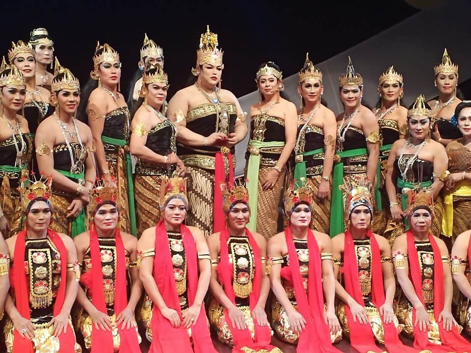 Ivan Gunawanさんのインスタグラム写真 - (Ivan GunawanInstagram)「. “ So proud being around these amazing an talented artists.  I’m so blessed had my part to be “Dewi Arimbi” on @wobharata Wayang Orang Bharata “Arjuna Murca” . And it’s not an easy task to do, you have to practice continuously, you have to ask the others who had more experiences in this kind of community. As young generations, it’s our duty to preserving our culture. And you must be at least supporting them by watching their show “ . . #ivangunawan #wayangorang #wayangorangbharata #arjunamurca #srikandingedan #gedungkesenianjakarta」12月21日 13時32分 - ivan_gunawan