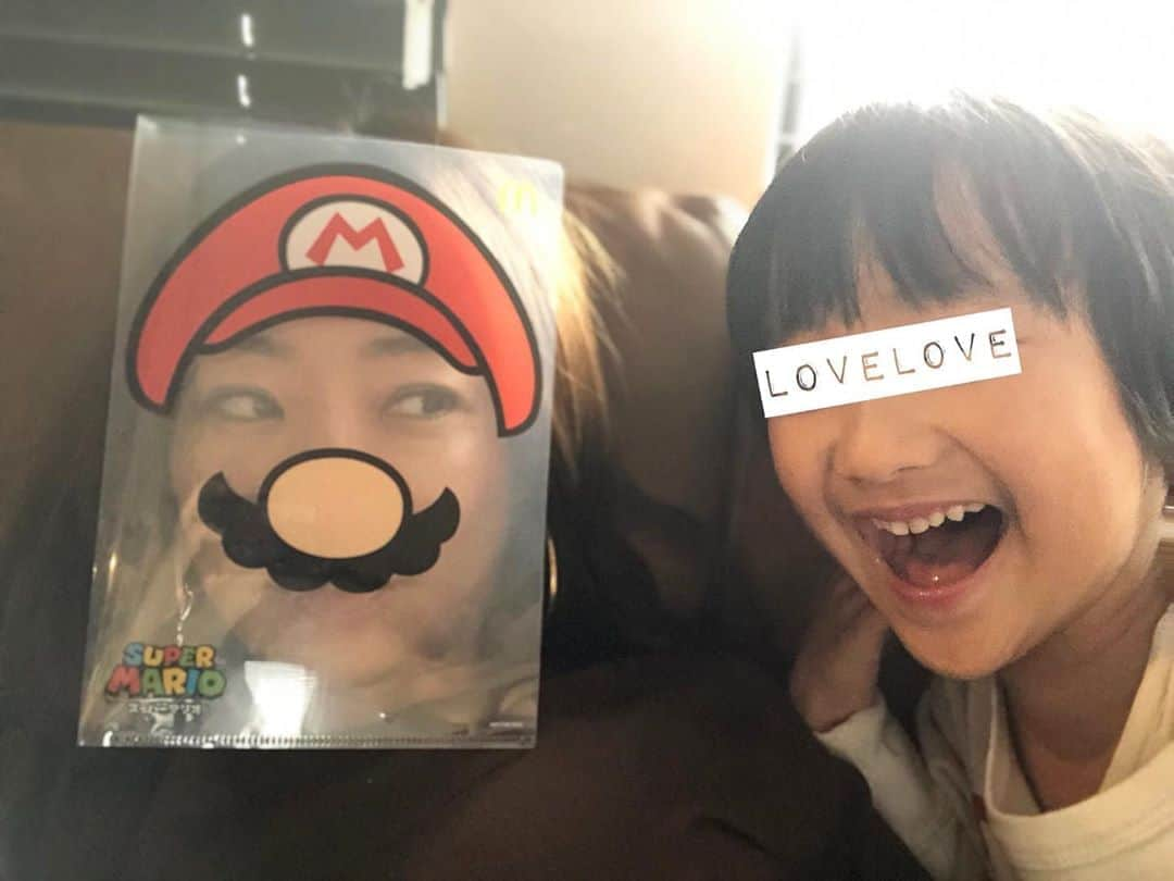 神崎恵さんのインスタグラム写真 - (神崎恵Instagram)「今日は朝からこれ🍄🍄🐢🍄 とりあえず、みんなマリオ。 この時期らしい寒さ❄️ 午前はクッキーの材料を買いに行ったり、クリスマス映画を観たりしながら過ごしました。 午後は原稿を書いたり、少しお仕事。 寒い一日、あたたかくしてお過ごしください😌  クリアファイル1枚で何時間遊べたのか。 子供心すばらしい。 マックさすが。」12月21日 13時32分 - megumi_kanzaki