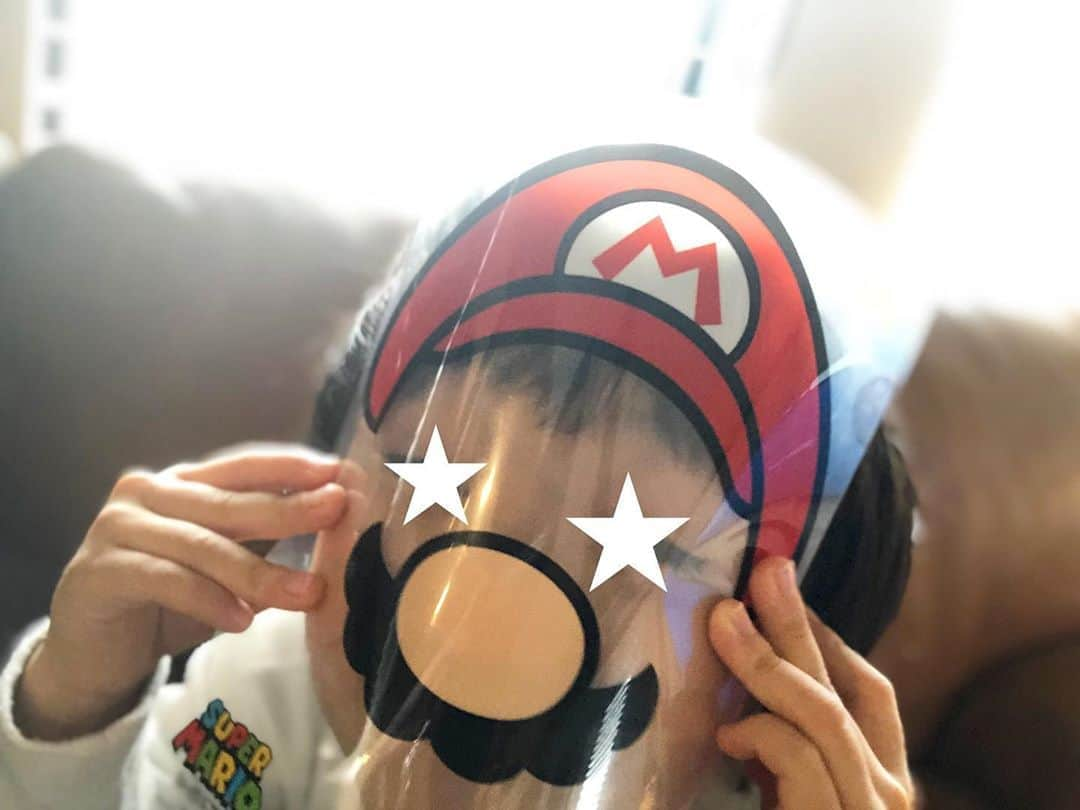 神崎恵さんのインスタグラム写真 - (神崎恵Instagram)「今日は朝からこれ🍄🍄🐢🍄 とりあえず、みんなマリオ。 この時期らしい寒さ❄️ 午前はクッキーの材料を買いに行ったり、クリスマス映画を観たりしながら過ごしました。 午後は原稿を書いたり、少しお仕事。 寒い一日、あたたかくしてお過ごしください😌  クリアファイル1枚で何時間遊べたのか。 子供心すばらしい。 マックさすが。」12月21日 13時32分 - megumi_kanzaki