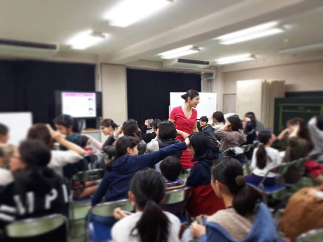 間々田佳子のインスタグラム：「今日は世田谷区の小学校で 笑顔の作り方講座をさせていただきました！  意識して顔の筋肉を使うことで みなさんの笑顔がガラッと変わりました😍✨ 印象を上げるために表情のトレーニングをする必要性をあらためて感じます。  なぜならば顔を動かすコツをちょっと知るだけで ガラッと見た目が変わる方は多いい！  ちっちゃい子たちはかわいいですね💕 また可愛らしいエネルギーを たくさんいただきました！  #間々田佳子」
