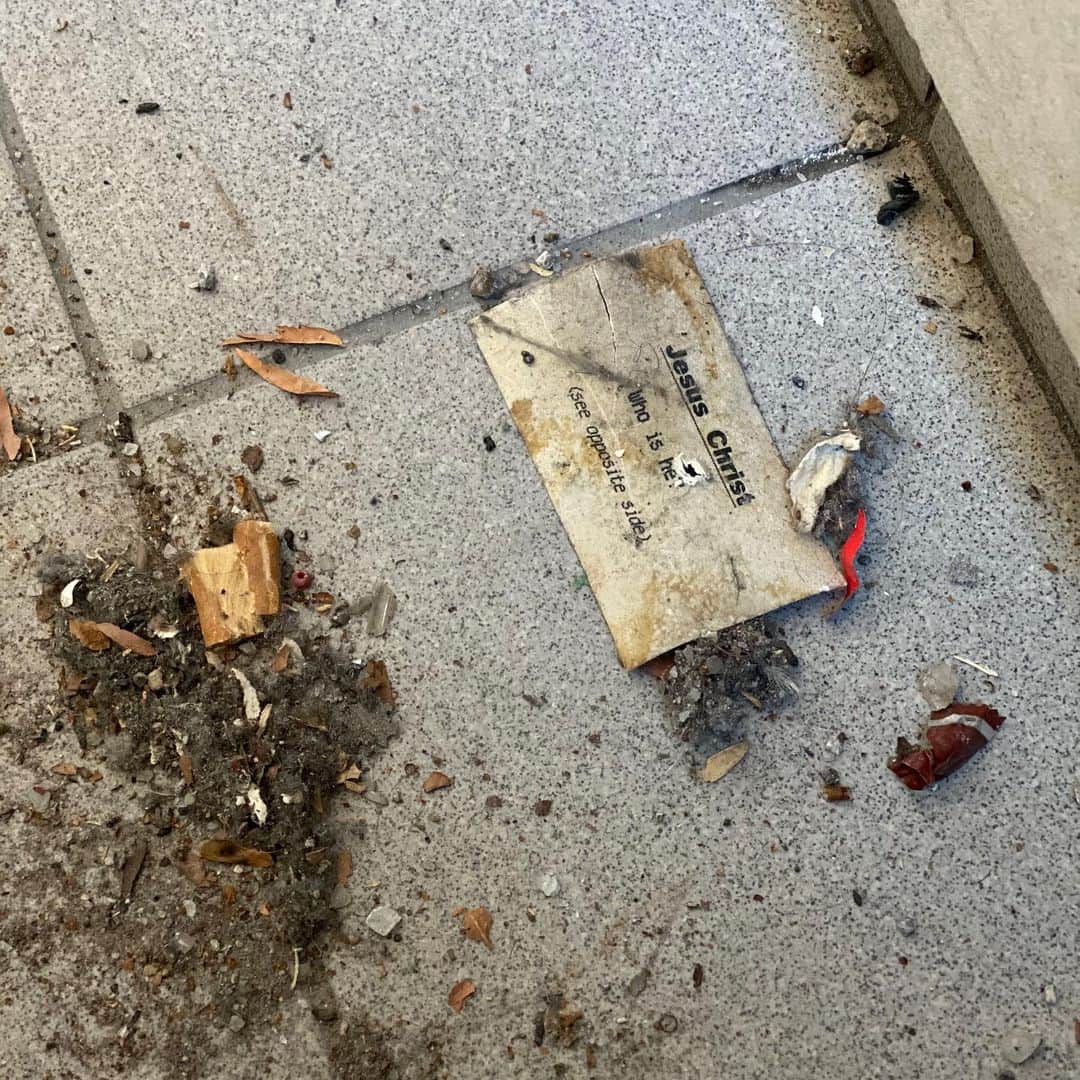 シアラ・ブラヴォのインスタグラム：「found this card behind a vending machine (where i shoved myself to keep warm). feeling vaguely threatened and VERY curious.」