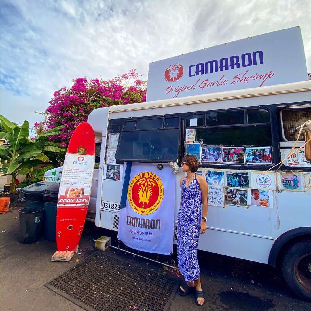 彩海のインスタグラム：「. . まだまだHawaii写真失礼します🤙🏽 . . フォロワーさんオススメの お店に全部行こう！っていうことでw ノースショアにある ガーリックシュリンプ屋さんへ行ってきたよ！ . . . ( 写真1、2枚目) 📍CAMARON (カマロン) . エビがプリプリで美味しかった🍤 . カマロンの前にはスヌーピーショップもあって、 ノースショア限定グッズもたくさん！(写真3枚目) . .  VANSやTown and Countryも ノースショアグッズあってかわいいよ♡ . . . こんだけHawaii行ってて 初のノースショアデビューw . . いつもじゃぁ、何してるの？って ゴルフですw🏌️‍♀️⛳️ ゴルフ行くかワード地区にいるかどっちかw . . 凛花(japanese restaurant)もワード地区へ移転したので、 是非ワードのホールフーズとか行った帰りに寄って下さい！ わたし喜びます！w . . . . #ノースショア#ハワイ #ハワイ旅行#ハワイ好き#ハワイ振り返り#ガーリックシュリンプ #ハレイワ  #hawaiinstagram #hawaii#hawaiilife #northshore #northshoreoahu #camaron #fitgirl#tripgram #japanese」