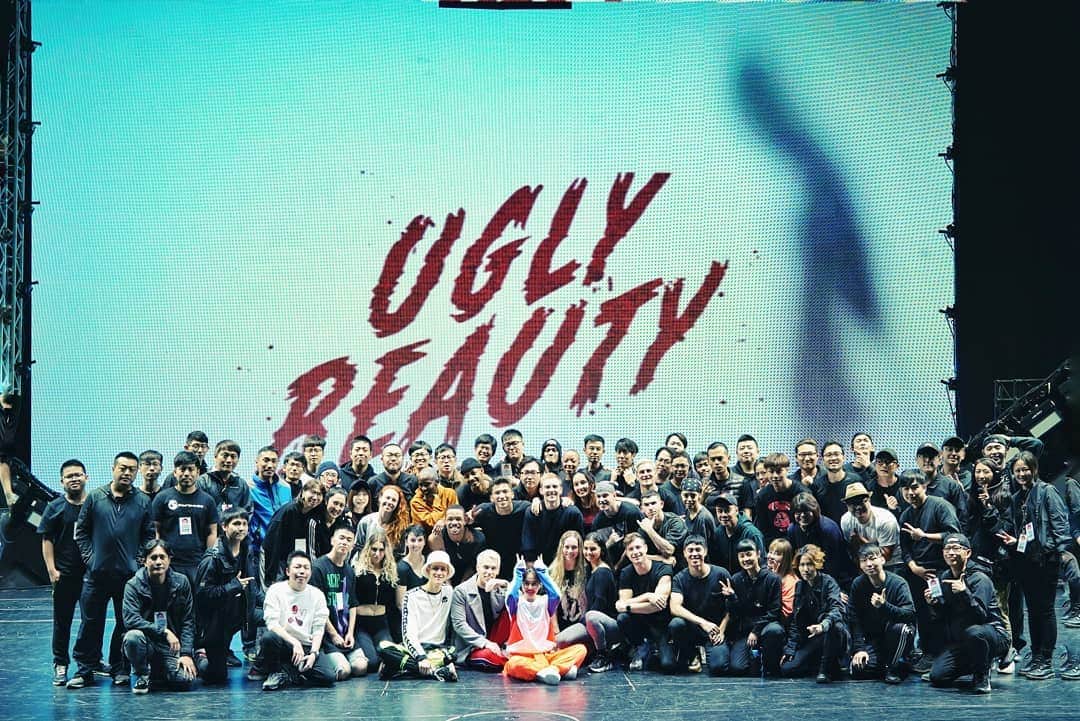 ジョリン・ツァイのインスタグラム：「Ugly Beauty just can't bear  to live without each one of these SUPER HEROES !! 他們也是唯一見證，我的獨家髒話集錦（咦……），以及難以理解，忽冷忽熱醜陋個性的一群。 真心真心謝謝他們的包容保護，以及解決大大小小混亂鳥事的超強超能力。(一群非人類而已 ) 這位長髮女子可真是幸運到令人無法容忍的地步!! 🥰🥰🥰🥰🥰 哈哈哈 。長輩請用力的羨慕我。  #他們的超能力都全都是為了長輩您啊 #再辛苦都值得的老母親個性 #UGLYBEAUTY即將誕生 #uglyBeautyWorldtour  #soreSQUAD #painfullyBEAUTIFUL」