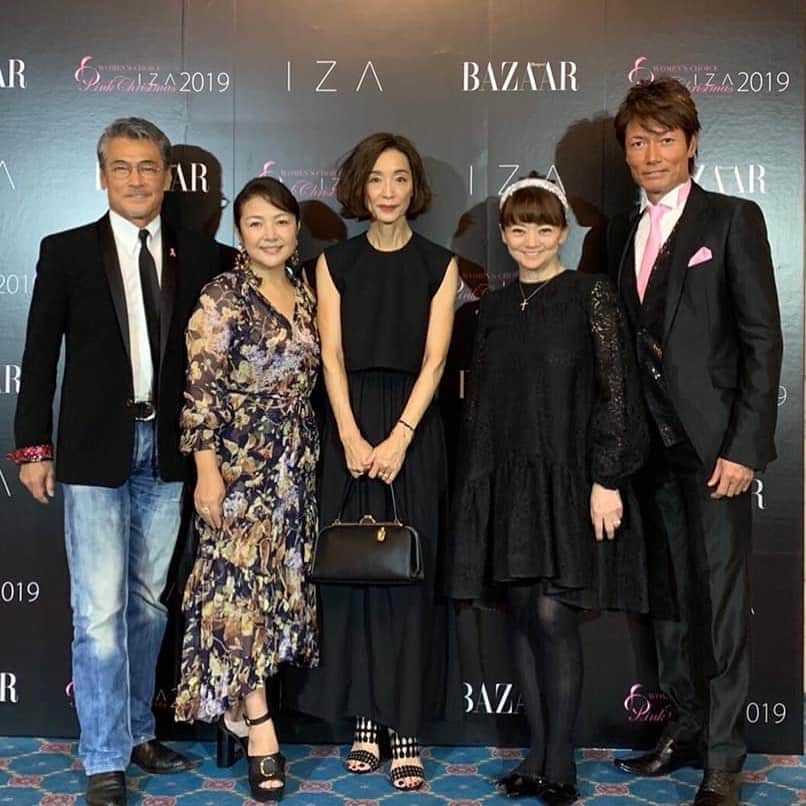 マイケル富岡のインスタグラム：「日本が誇る名優とのクリスマス♡大先輩 渡辺裕之さん原日出子さんご夫妻&Harper's Bazaar塚本編集長と姉シャーリーとIza Pink Christmas♡毎年沢山の感動に感謝です♡ #渡辺裕之 #原日出子 #harpersbazaar #シャーリー富岡 #マイケル富岡 #俳優 #女優 #名優 #love #christmas #fashion #mode #izapinkchristmas2019 #ritzcarltonosaka #merrychristmas #family #actor #actorslife #絆」