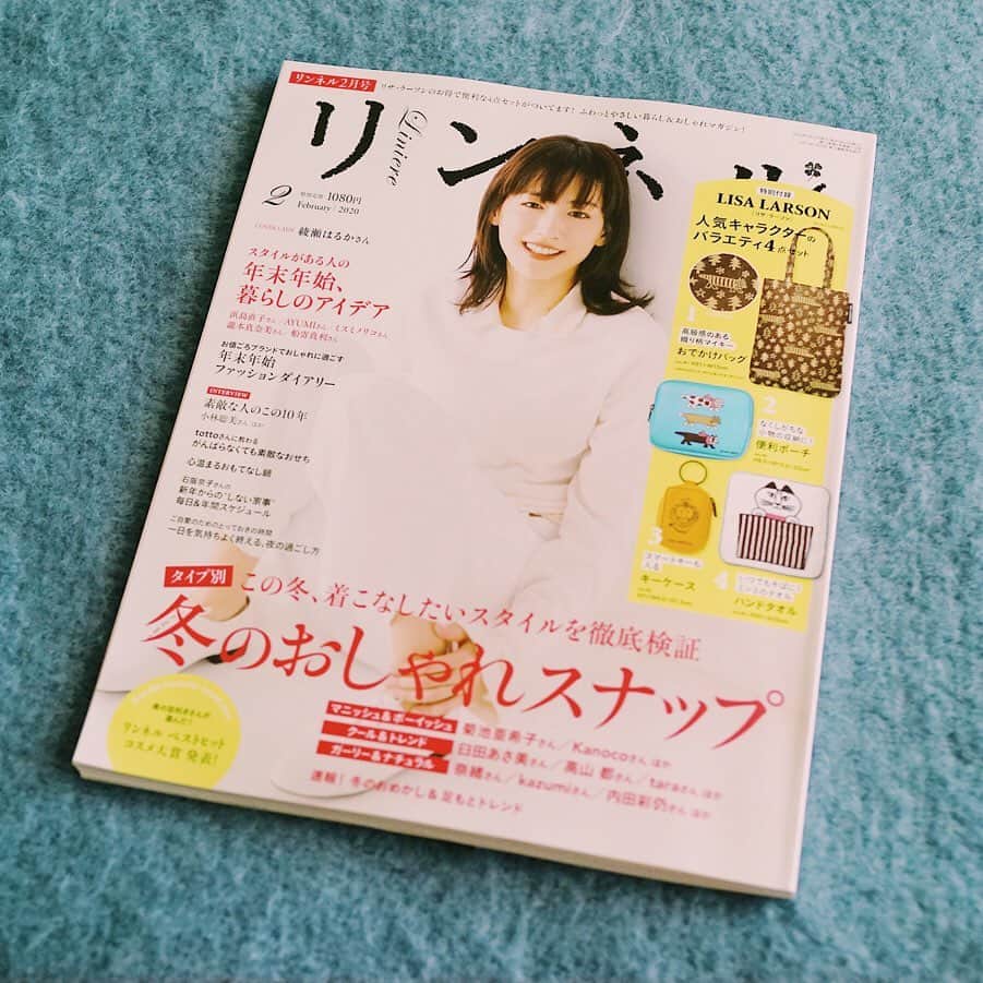 のインスタグラム：「あのドラえもんはここにいる 👀  発売中の『リンネル』最新号で モデルの浜島直子さん @hamaji_0912 の ギフト選びをお手伝いしました。  ストーリーで反応凄かったドラえもん(2枚目)、 実はこの撮影で使用したものでした。 何故はまじさんにドラえもん？なのかは、ぜひ誌面を。  提案したアイテムはどれも思い入れあるので 撮影しながらひとつひとつ説明したんですが うんうん、えーなにこれ！面白い！美味しい！と 丁寧に聞いて下さった、はまじさん。  手土産で持っていったコジコジの和三盆も 喜んで下さって、嬉しかったなぁ。 またお会いできる機会がありますように。  #リンネル #ギフト選び #贈り物 #プロフィールの著書のスペルが違う #私の暑苦しいmcシスター愛は必死で堪えた  #おもむろにおしらせ #フェリシモドラえもん」