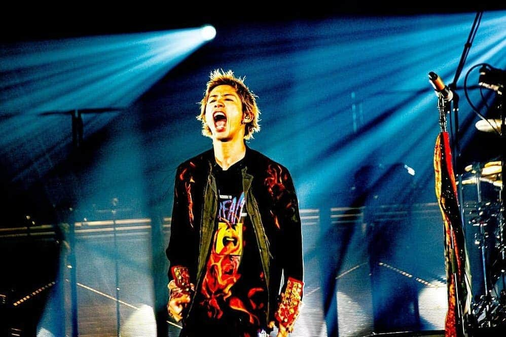 ONE OK ROCK WORLDさんのインスタグラム写真 - (ONE OK ROCK WORLDInstagram)「EYE OF THE STORM JAPAN TOUR 2019-2020 三重,三重県営サンアリーナ(1日目)  _ @10969taka 初三重！！ビビるくらいの熱量！ありがとうございました😊  First time in Mie!! The atmosphere was overpowering! Thank you 😊  _ @toru_10969 今夜が三重県での1stLIVE。みなさんお待たせしました！！初めてやと思わへん親近感、たまらんく嬉しかったよ！最高の時間をありがとな〜！！ 📸 @hamanokazushi  Tonight is our 1stLIVE in Mie Prefecture. Thank you for waiting!! Everyone was so affectionate that it didn’t feel like our first time performing here, I was beyond happiness! Thank you for the wonderful time~!! 📸 @hamanokazushi  _ @tomo_10969 三重1日目🔥 三重のみなさん、はじめまして。 あたたかい空気に包まれて、なんとも気持ちよかった☺️ 三重のみんなのパワーがびしびし伝わりました。 本当にありがとう✨🕊 @hamanokazushi 📸 #それお母さんのやつ #まあむ  Mei Day 1🔥 Nice to meet you Mie. Surrounded by your warm atmosphere, I felt good☺️ I could feel the strong everyone's power in Mie. Thank you very much✨🕊 @hamanokazushi 📸 #それお母さんのやつ #まあむ _ @ryota_0809 遂に...三重でLiveできたー！！ ほんまに嬉しい！！ みんな優しいし、よく暴れるし、とにかく三重最高！🤝 明日も全力で楽しむ😄 おやすみ！ Photo by @hamanokazushi 📸  Finally… We did a live in Mie~!! I’m really happy!! Everyone is kind and wild, anyway Mie is the BEST!🤝 I’ll have fun to the fullest tomorrow too 😄 Good night! Photo by @hamanokazushi 📸  #oneokrockofficial #10969taka #toru_10969 #tomo_10969 #ryota_0809 #fueledbyramen #eyeofthestorm #eyeofthestormjapantour20192020」12月21日 13時59分 - oneokrockworld