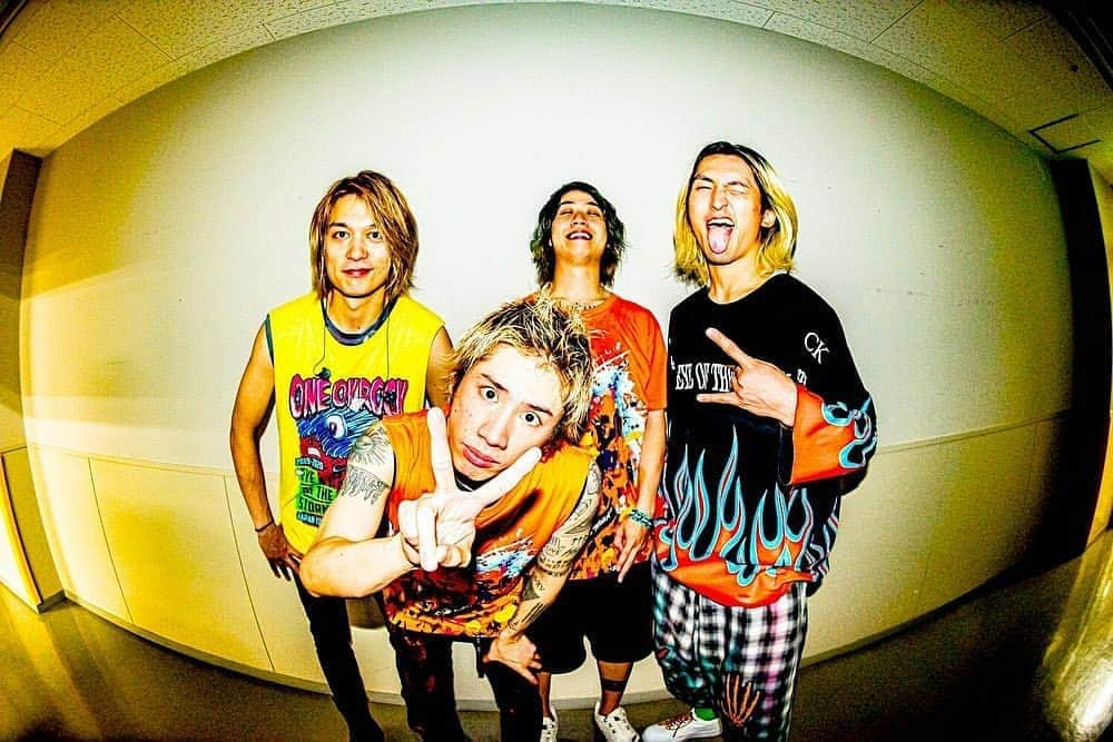 ONE OK ROCK WORLDさんのインスタグラム写真 - (ONE OK ROCK WORLDInstagram)「EYE OF THE STORM JAPAN TOUR 2019-2020 三重,三重県営サンアリーナ(1日目)  _ @10969taka 初三重！！ビビるくらいの熱量！ありがとうございました😊  First time in Mie!! The atmosphere was overpowering! Thank you 😊  _ @toru_10969 今夜が三重県での1stLIVE。みなさんお待たせしました！！初めてやと思わへん親近感、たまらんく嬉しかったよ！最高の時間をありがとな〜！！ 📸 @hamanokazushi  Tonight is our 1stLIVE in Mie Prefecture. Thank you for waiting!! Everyone was so affectionate that it didn’t feel like our first time performing here, I was beyond happiness! Thank you for the wonderful time~!! 📸 @hamanokazushi  _ @tomo_10969 三重1日目🔥 三重のみなさん、はじめまして。 あたたかい空気に包まれて、なんとも気持ちよかった☺️ 三重のみんなのパワーがびしびし伝わりました。 本当にありがとう✨🕊 @hamanokazushi 📸 #それお母さんのやつ #まあむ  Mei Day 1🔥 Nice to meet you Mie. Surrounded by your warm atmosphere, I felt good☺️ I could feel the strong everyone's power in Mie. Thank you very much✨🕊 @hamanokazushi 📸 #それお母さんのやつ #まあむ _ @ryota_0809 遂に...三重でLiveできたー！！ ほんまに嬉しい！！ みんな優しいし、よく暴れるし、とにかく三重最高！🤝 明日も全力で楽しむ😄 おやすみ！ Photo by @hamanokazushi 📸  Finally… We did a live in Mie~!! I’m really happy!! Everyone is kind and wild, anyway Mie is the BEST!🤝 I’ll have fun to the fullest tomorrow too 😄 Good night! Photo by @hamanokazushi 📸  #oneokrockofficial #10969taka #toru_10969 #tomo_10969 #ryota_0809 #fueledbyramen #eyeofthestorm #eyeofthestormjapantour20192020」12月21日 13時59分 - oneokrockworld