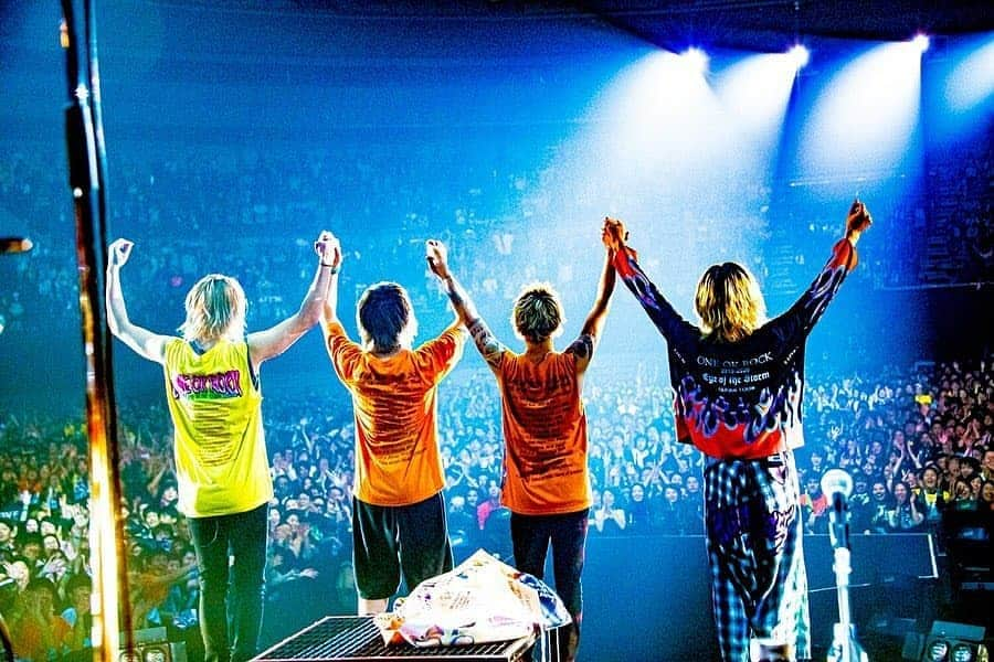 ONE OK ROCK WORLDさんのインスタグラム写真 - (ONE OK ROCK WORLDInstagram)「EYE OF THE STORM JAPAN TOUR 2019-2020 三重,三重県営サンアリーナ(1日目)  _ @10969taka 初三重！！ビビるくらいの熱量！ありがとうございました😊  First time in Mie!! The atmosphere was overpowering! Thank you 😊  _ @toru_10969 今夜が三重県での1stLIVE。みなさんお待たせしました！！初めてやと思わへん親近感、たまらんく嬉しかったよ！最高の時間をありがとな〜！！ 📸 @hamanokazushi  Tonight is our 1stLIVE in Mie Prefecture. Thank you for waiting!! Everyone was so affectionate that it didn’t feel like our first time performing here, I was beyond happiness! Thank you for the wonderful time~!! 📸 @hamanokazushi  _ @tomo_10969 三重1日目🔥 三重のみなさん、はじめまして。 あたたかい空気に包まれて、なんとも気持ちよかった☺️ 三重のみんなのパワーがびしびし伝わりました。 本当にありがとう✨🕊 @hamanokazushi 📸 #それお母さんのやつ #まあむ  Mei Day 1🔥 Nice to meet you Mie. Surrounded by your warm atmosphere, I felt good☺️ I could feel the strong everyone's power in Mie. Thank you very much✨🕊 @hamanokazushi 📸 #それお母さんのやつ #まあむ _ @ryota_0809 遂に...三重でLiveできたー！！ ほんまに嬉しい！！ みんな優しいし、よく暴れるし、とにかく三重最高！🤝 明日も全力で楽しむ😄 おやすみ！ Photo by @hamanokazushi 📸  Finally… We did a live in Mie~!! I’m really happy!! Everyone is kind and wild, anyway Mie is the BEST!🤝 I’ll have fun to the fullest tomorrow too 😄 Good night! Photo by @hamanokazushi 📸  #oneokrockofficial #10969taka #toru_10969 #tomo_10969 #ryota_0809 #fueledbyramen #eyeofthestorm #eyeofthestormjapantour20192020」12月21日 13時59分 - oneokrockworld