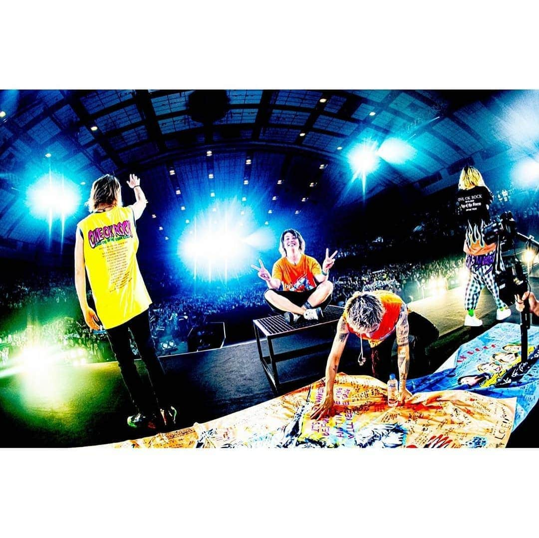 ONE OK ROCK WORLDさんのインスタグラム写真 - (ONE OK ROCK WORLDInstagram)「EYE OF THE STORM JAPAN TOUR 2019-2020 三重,三重県営サンアリーナ(1日目)  _ @10969taka 初三重！！ビビるくらいの熱量！ありがとうございました😊  First time in Mie!! The atmosphere was overpowering! Thank you 😊  _ @toru_10969 今夜が三重県での1stLIVE。みなさんお待たせしました！！初めてやと思わへん親近感、たまらんく嬉しかったよ！最高の時間をありがとな〜！！ 📸 @hamanokazushi  Tonight is our 1stLIVE in Mie Prefecture. Thank you for waiting!! Everyone was so affectionate that it didn’t feel like our first time performing here, I was beyond happiness! Thank you for the wonderful time~!! 📸 @hamanokazushi  _ @tomo_10969 三重1日目🔥 三重のみなさん、はじめまして。 あたたかい空気に包まれて、なんとも気持ちよかった☺️ 三重のみんなのパワーがびしびし伝わりました。 本当にありがとう✨🕊 @hamanokazushi 📸 #それお母さんのやつ #まあむ  Mei Day 1🔥 Nice to meet you Mie. Surrounded by your warm atmosphere, I felt good☺️ I could feel the strong everyone's power in Mie. Thank you very much✨🕊 @hamanokazushi 📸 #それお母さんのやつ #まあむ _ @ryota_0809 遂に...三重でLiveできたー！！ ほんまに嬉しい！！ みんな優しいし、よく暴れるし、とにかく三重最高！🤝 明日も全力で楽しむ😄 おやすみ！ Photo by @hamanokazushi 📸  Finally… We did a live in Mie~!! I’m really happy!! Everyone is kind and wild, anyway Mie is the BEST!🤝 I’ll have fun to the fullest tomorrow too 😄 Good night! Photo by @hamanokazushi 📸  #oneokrockofficial #10969taka #toru_10969 #tomo_10969 #ryota_0809 #fueledbyramen #eyeofthestorm #eyeofthestormjapantour20192020」12月21日 13時59分 - oneokrockworld