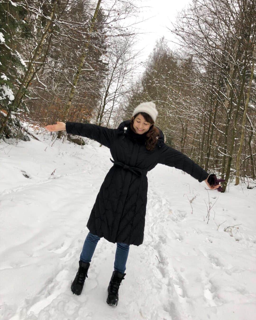 村上シェリーのインスタグラム：「Winter Season❄️ 🇩🇪#bringbackmemories #2017 ちょうど2年前☃️ この時期になると思い出すドイツでのクリスマス🎄 #sistersinlaw #義理の妹 たち • クリスマスは家族でディナーに深夜まで地下室で卓球🏓 温かいファミリーって良いものですね♡ • #family  #winter #christmasseason #snow #Germany #雪山　#holidaystyle #holidays  #女模特兒 #女模 #時尚模特兒 #可愛 #christmas #holidayseasons #hotwine #クリスマスマーケット　 #クリスマス #yearend #newyear #travelphotography」