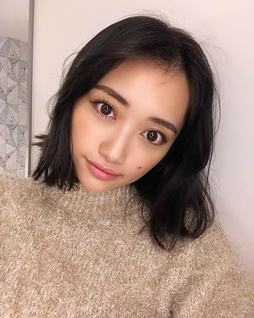 中嶋杏理さんのインスタグラム写真 - (中嶋杏理Instagram)「久しぶりの秘密基地🛋🤍﻿ ﻿ ﻿ アウターが増え過ぎて後ろの﻿ ラックが爆発しそうだよ🙂笑﻿ ﻿ なんだか秋冬買った服がラテ色ばっかり🧸﻿ いやラテより薄いな、、ミルクティー🥛？w﻿ ﻿ 洋服タグ🏷付けしてます。見てね🤞🏼🤞🏽🤞🏾﻿ ﻿ ﻿ そして3ヶ月前にやったハイフが良かったので﻿ haabで2回目の顔ハイフしてきたよ😚♡﻿ たるみが無くなるだけで全然違う！﻿ ﻿ ちなみにアートメイクをやったのもここだよ✨﻿ 気になってる人はチェックしてみてね🌿↓﻿ @haab_official  @haab_artmake ﻿ ﻿ ﻿ .﻿ #coordinate#coordinates#fashion ﻿ #winter#winterfashion#code﻿#japan #コーディネート#コーデ#ラテコーデ」12月21日 14時27分 - anrinakajima