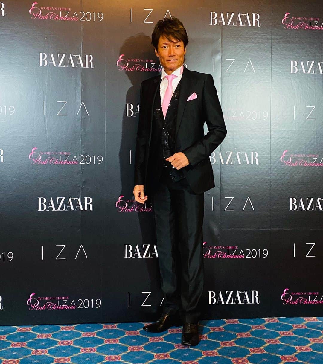 マイケル富岡のインスタグラム：「本年も素敵なIza Pink Christmasに参加出来て幸せ…♡毎年沢山の感動に感謝です♡ #マイケル富岡 #俳優 #love #christmas #fashion #mode #izapinkchristmas2019 #ritzcarltonosaka #merrychristmas #family #actor #actorslife #party #charity #絆」