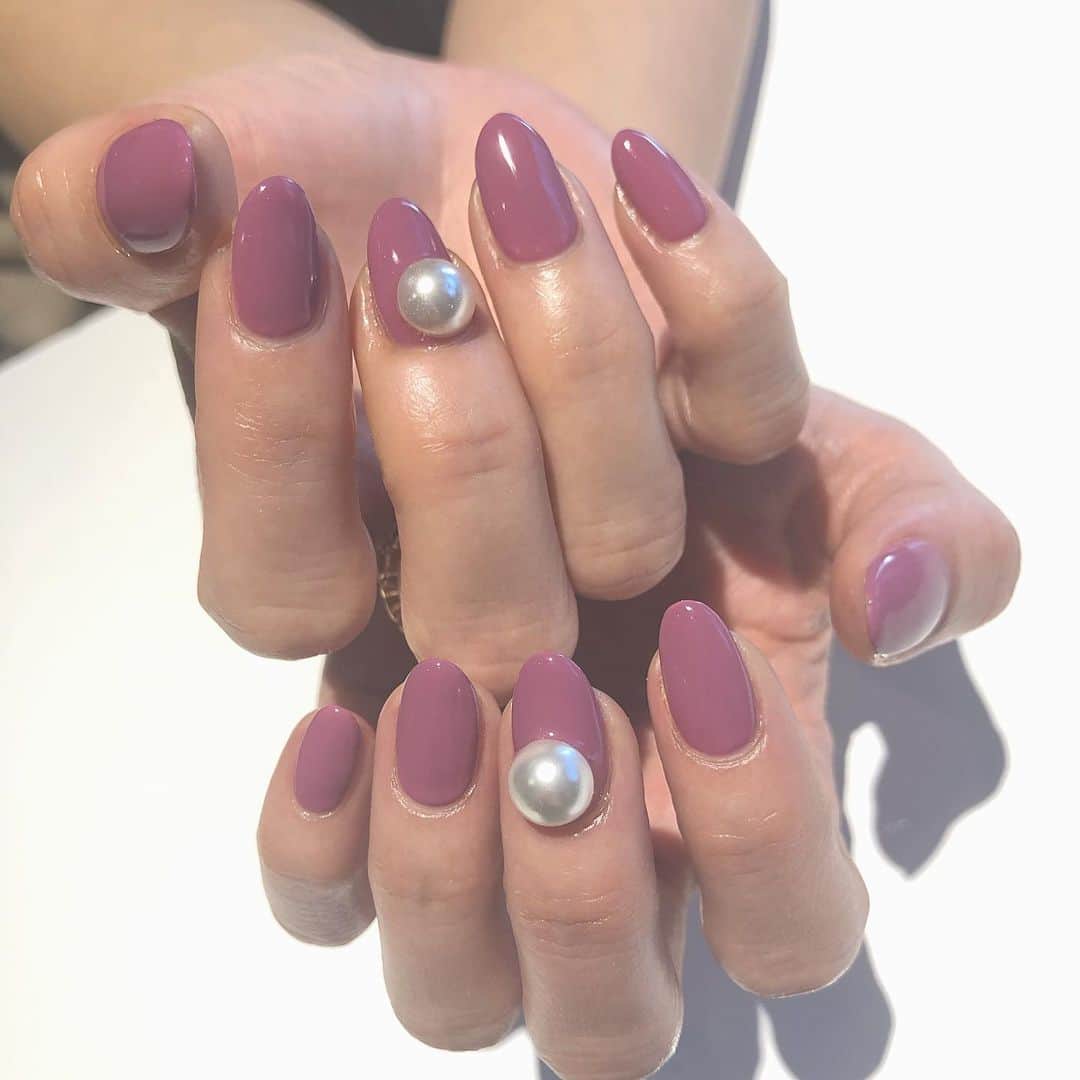 RUBY&ONYX by Kanako Miuraのインスタグラム：「冬のBigパール⛄️ ・ 12/24 16:30〜(シンプル) 12/26 12:00〜,14:00〜  ご案内可能です🥰  そのほかのお時間もお問い合わせください💫  お子様もお隣に座れるルームや個室もございます💡 ・ ・ 🌿月額制もやってます🌿 ○プレミアム会員(ハンド&フット)¥29,800(税抜)・ ○ハンドレギュラー会員¥14,800(税抜)・ ○フットレギュラー会員¥14,800(税抜)・ ・ それぞれ全てのメニューが月に何度でもご利用頂けます。  ご予約、お問い合わせはDMまたは 0354595882 LINE ID：@ rubynail までお気軽にどうぞ💫  #daikanyama#nailsalon#nail#gelnail#rubyandonyx#handnail#mode#cool#studs#menscare#ART#winternails#メンズネイル#メンズケア#定額制ネイル#通い放題#ジェルネイル#ネイル#ノーサンディング#ショートネイル#代官山ネイルサロン#トレンドネイル#冬ネイル」