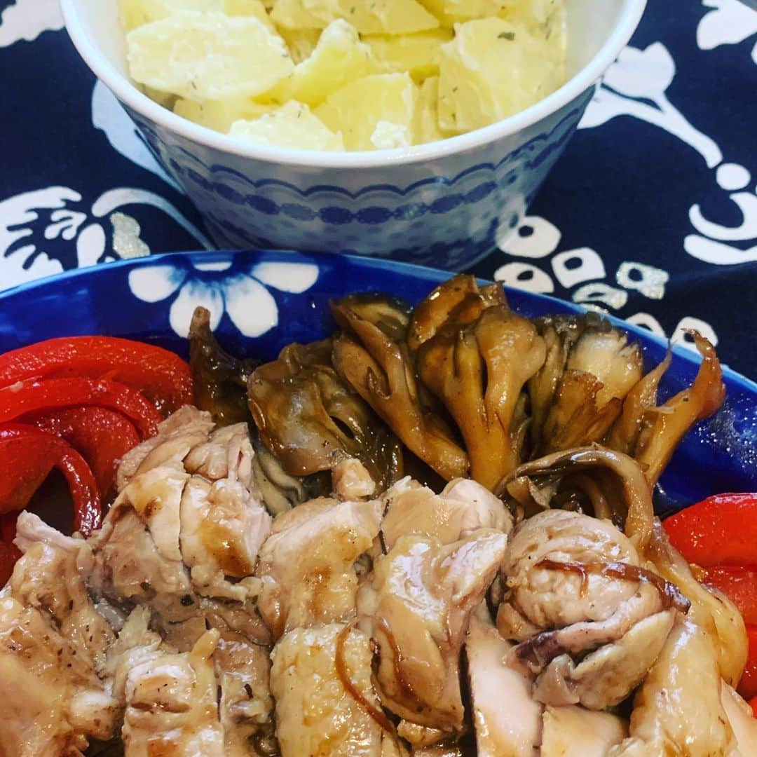 宙也さんのインスタグラム写真 - (宙也Instagram)「鶏もも肉。紀州梅酢照り焼き。舞茸。赤パプリカ。新じゃかマヨ。」12月21日 14時34分 - chuya_aquarius