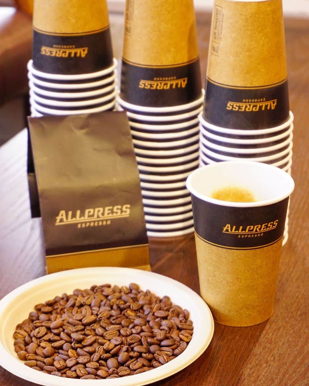 栂池高原スキー場さんのインスタグラム写真 - (栂池高原スキー場Instagram)「中間駅内にあるコナユキcafeのコーヒーが新しくなりました！ 「ALLPRESS ESPRESSO 」オールプレスエスプレッソ  カフェ文化が根付いていて、世界的にも有名なニュージーランド創業のコーヒーです！ 香りがとても良く一杯入れるだけでカフェ中が香りに包まれます‼︎ 栂池高原スキー場に来場の際はぜひご賞味ください☕️ #栂池高原スキー場 #tsugaikekogen #tsugaike #コナユキカフェ #conayukicafe」12月21日 14時34分 - tsugaike_kogen