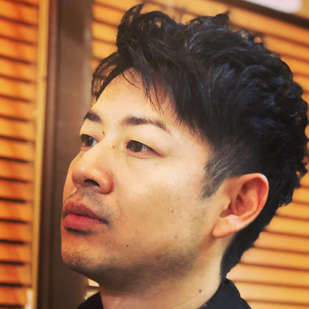 江崎峰史さんのインスタグラム写真 - (江崎峰史Instagram)「お世話になってます。 1ヶ月半くらいちと間が空いてましたがまたまた素敵に仕上げてもらいました。 帰りにお土産までいただいて。 ソッコーしらす丼にしていただきました！ またお願いします！ 最高です！  #美容室 #中目黒 #江崎って◯◯に似てるよなぁ、決めた、それにしよ #って言ってくれて #素敵に仕上げてもらいました #感謝 #髭剃ってないの帰ってコンタクトつけて気づいた #裸眼で外出るのやめよ」12月21日 14時35分 - ezakitakafumi