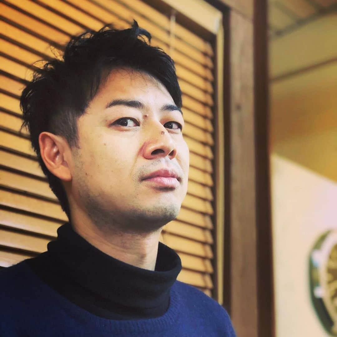 江崎峰史さんのインスタグラム写真 - (江崎峰史Instagram)「お世話になってます。 1ヶ月半くらいちと間が空いてましたがまたまた素敵に仕上げてもらいました。 帰りにお土産までいただいて。 ソッコーしらす丼にしていただきました！ またお願いします！ 最高です！  #美容室 #中目黒 #江崎って◯◯に似てるよなぁ、決めた、それにしよ #って言ってくれて #素敵に仕上げてもらいました #感謝 #髭剃ってないの帰ってコンタクトつけて気づいた #裸眼で外出るのやめよ」12月21日 14時35分 - ezakitakafumi