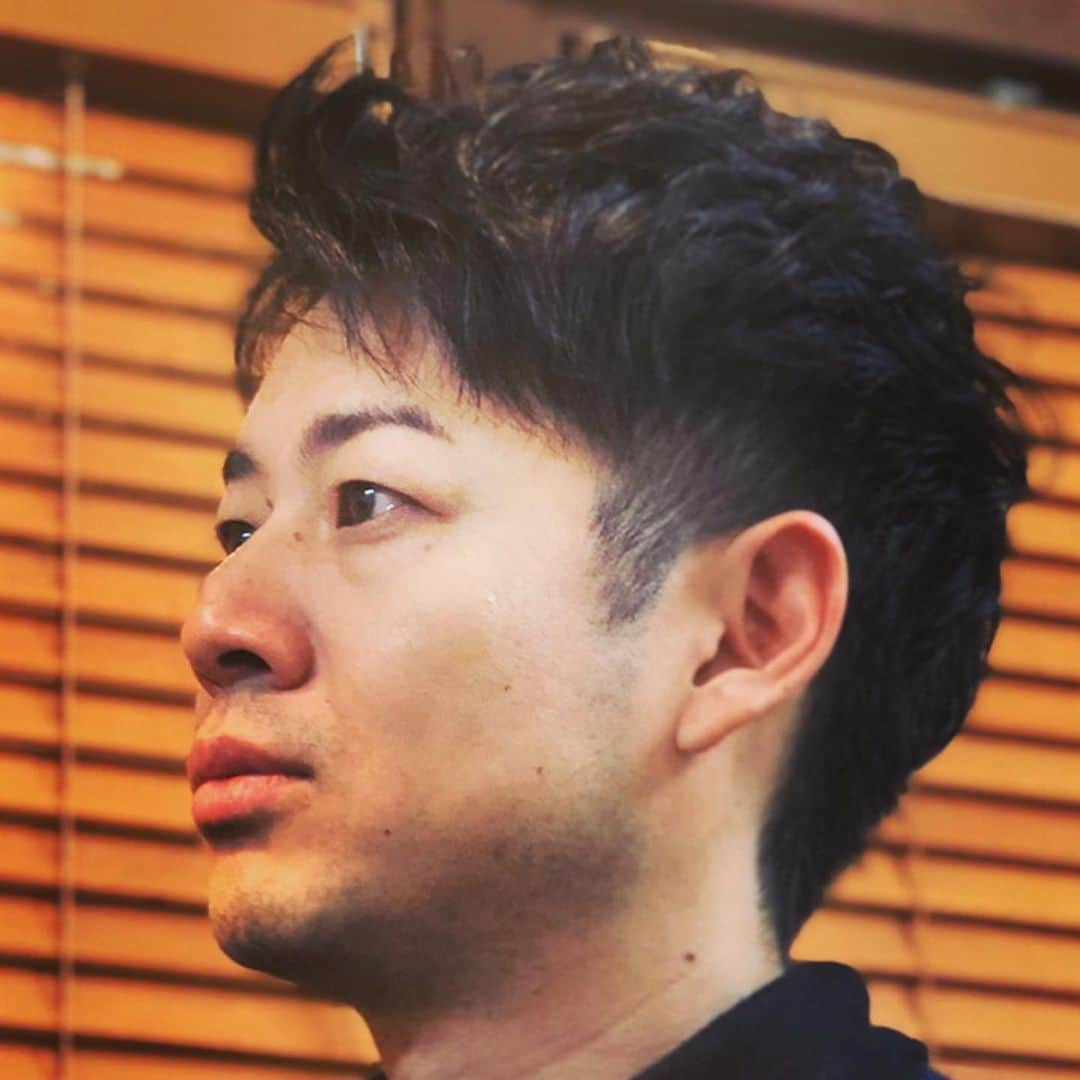 江崎峰史さんのインスタグラム写真 - (江崎峰史Instagram)「お世話になってます。 1ヶ月半くらいちと間が空いてましたがまたまた素敵に仕上げてもらいました。 帰りにお土産までいただいて。 ソッコーしらす丼にしていただきました！ またお願いします！ 最高です！  #美容室 #中目黒 #江崎って◯◯に似てるよなぁ、決めた、それにしよ #って言ってくれて #素敵に仕上げてもらいました #感謝 #髭剃ってないの帰ってコンタクトつけて気づいた #裸眼で外出るのやめよ」12月21日 14時35分 - ezakitakafumi