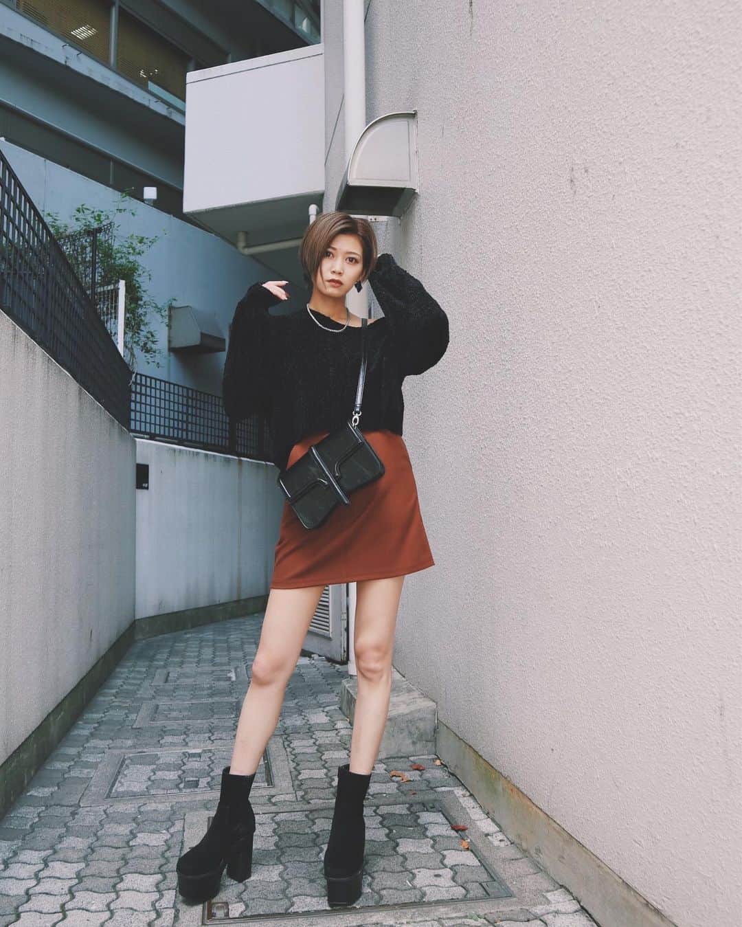 kazuki youdaのインスタグラム：「_  肌触り🙆‍♀️のモールニット🧸🧶 いつもだぼだぼしてたから 今日はすっきりスカートコーデ❤️ _  @emoda_snap  @emoda_official  #EMODA」