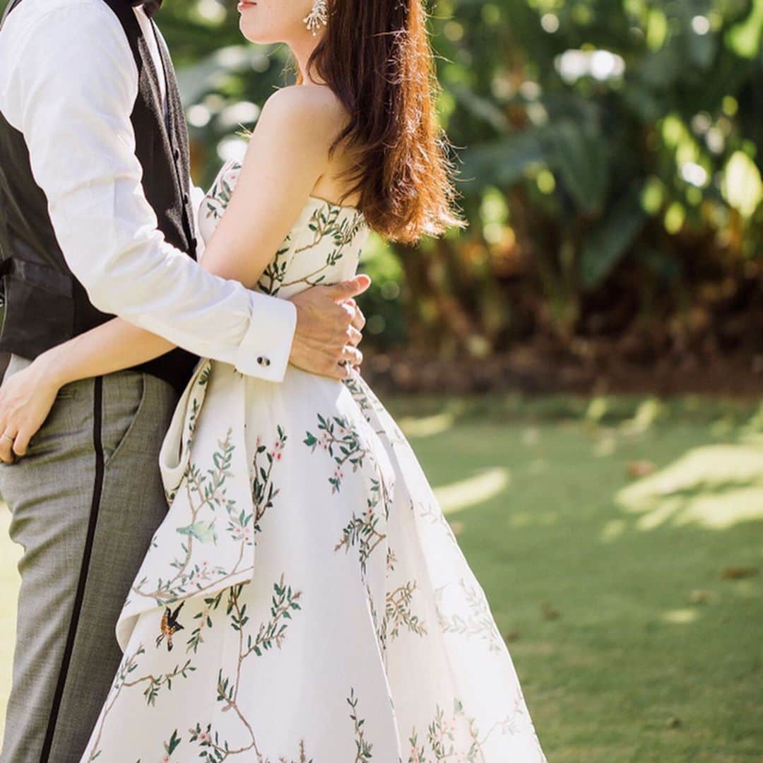 田中麻衣さんのインスタグラム写真 - (田中麻衣Instagram)「@thetreatdressing さんのブログにて、3月に挙げたハワイ島での挙式のレポートをUPしていただきました🕊 そちらのレポートは、ストーリーズにURLを載せているので興味ある方は是非🥺✨ 久しぶりに自分の結婚式の写真を見返しましたが、本当楽しかったなぁと改めて🥰💕 . #thetreatdressing #トリートドレッシング #wedding #結婚式  #fourseasonshualalai #フォーシーズンズフアラライ」12月21日 14時54分 - maitanaka1217