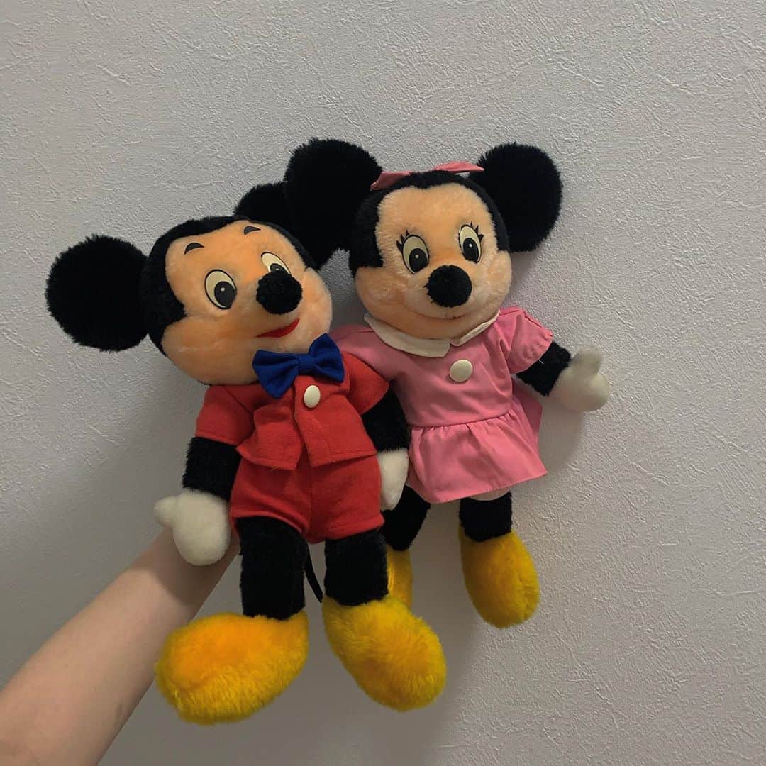 前田亜美のインスタグラム：「. . めちゃくちゃかわいいいいい。. . . レトロミッキーとミニー. . . #レトロミッキー #レトロミニー #ディズニー #ぬいぐるみ  #ディズニーグッズ」