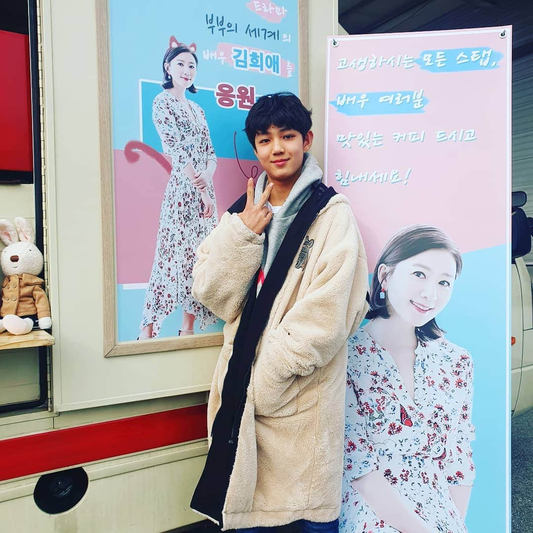 チョンジンさんのインスタグラム写真 - (チョンジンInstagram)「#김희애 선생님 #박해준 선생님 #부부의세계   #jtbc #커피차」12月21日 15時02分 - jeon.jin.seo