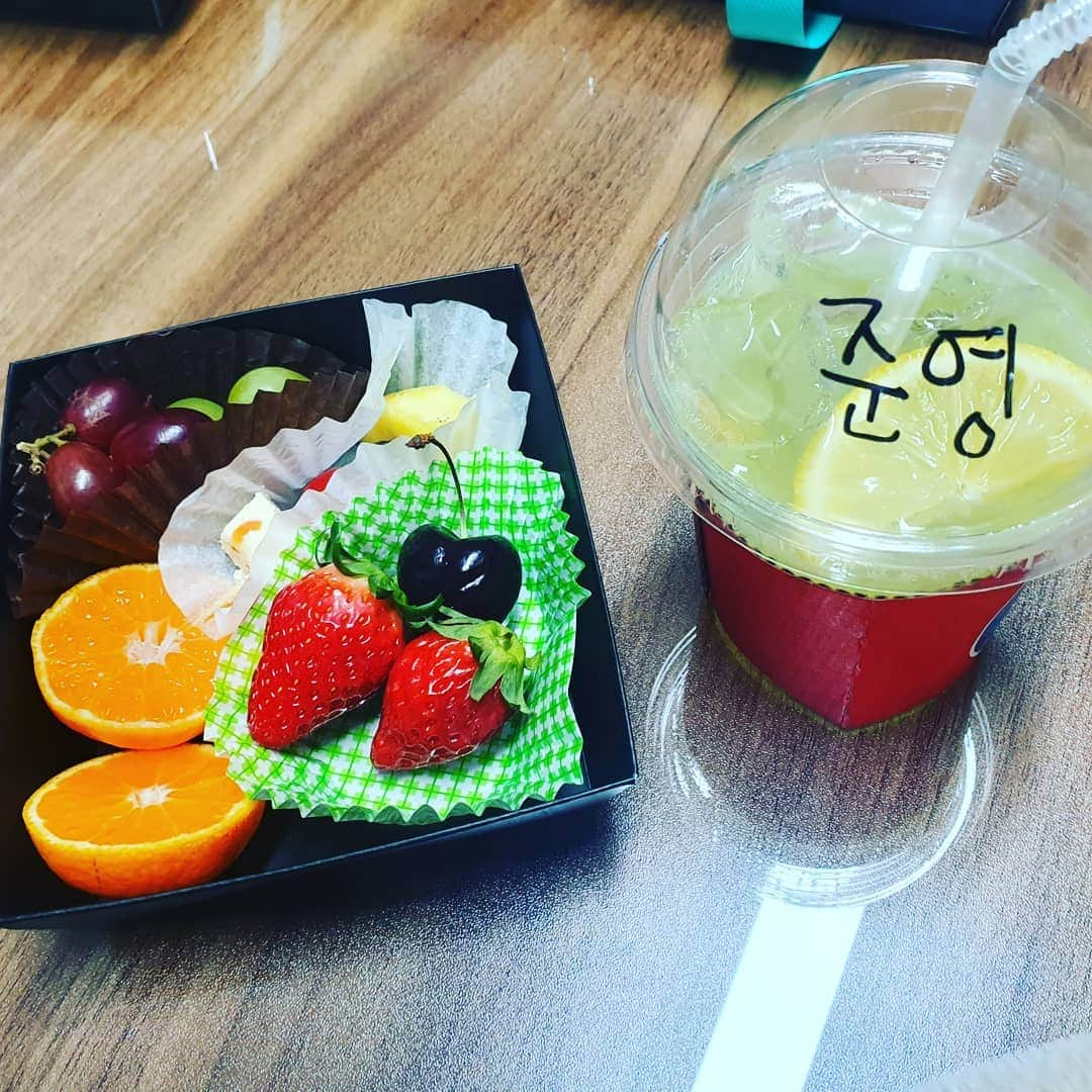 チョンジンさんのインスタグラム写真 - (チョンジンInstagram)「#김희애 선생님 #박해준 선생님 #부부의세계   #jtbc #커피차」12月21日 15時02分 - jeon.jin.seo