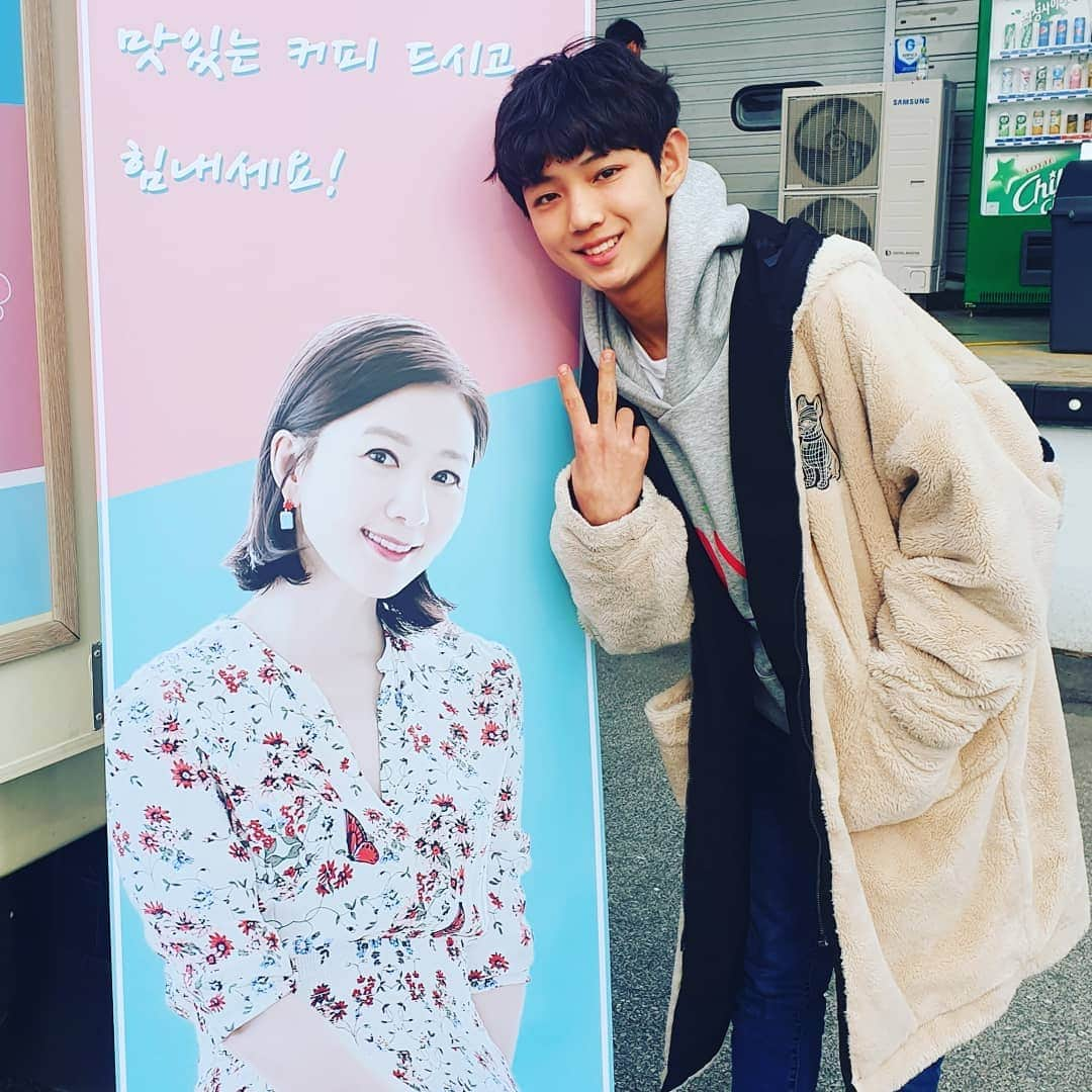 チョンジンさんのインスタグラム写真 - (チョンジンInstagram)「#김희애 선생님 #박해준 선생님 #부부의세계   #jtbc #커피차」12月21日 15時02分 - jeon.jin.seo