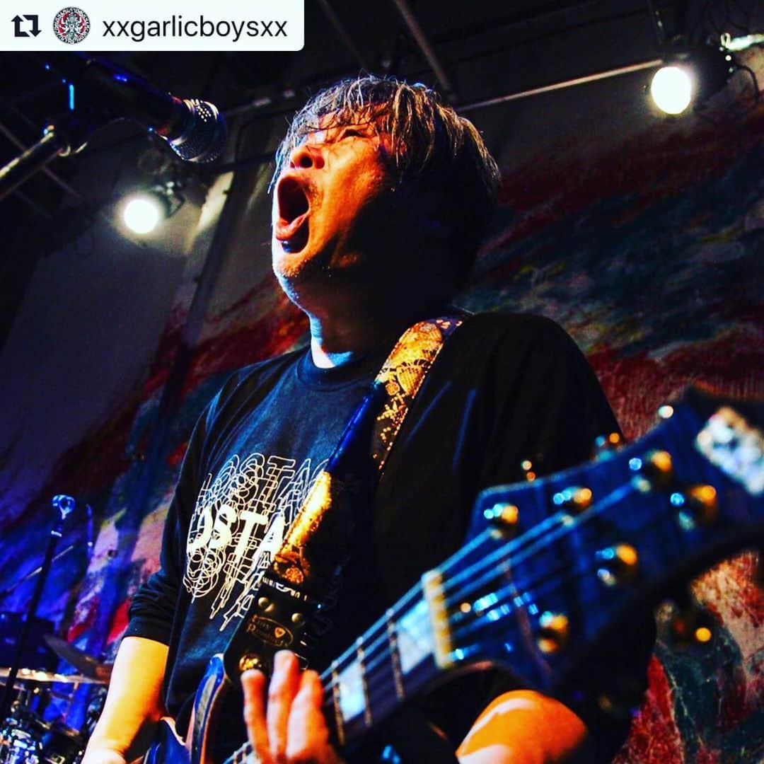 Larry のインスタグラム：「昨日のLOSTAGEとのライブ@堺ファンダンゴで本年のライブは全て終了。 皆さま2019年も格別のお引き立てありがとうございました。 2020年も何卒！ では、来年にかける意気込みを"月に吠える"的な写真で。 #sakaifandango  #lostage #garlicboys  #平成ラリー塾  #Repost @xxgarlicboysxx with @make_repost ・・・ ‪【プレイバック写真館】‬﻿ ‪2019.12.20 Fri‬﻿ ‪第五十一回 平成ラリー塾‬﻿ ‪Boys, be ambitious ‬﻿ ‪～ SHOWNENよ大志を抱け‬﻿ ‪at 堺FANDANGO‬﻿ ‪w/ LOSTAGE‬﻿ ﻿ ‪2019年最後のライブでした。‬﻿ ‪今年も一年ありがとうございました！‬﻿ ‪来年もよろしくです！‬﻿ ﻿ ‪photo by @nariakiueda ‬﻿ ‪#garlicboys ‬」