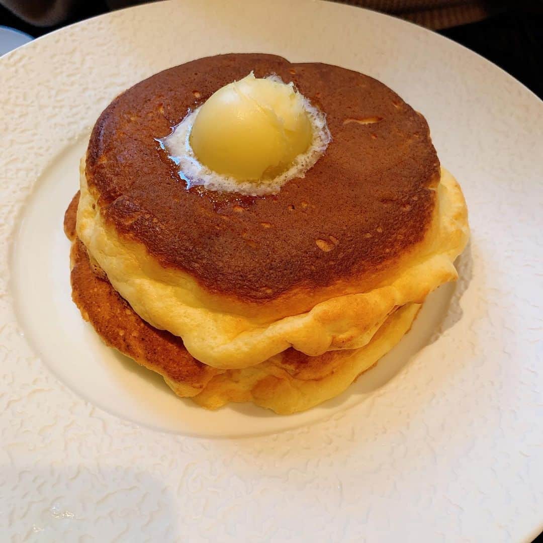 新村あかりのインスタグラム：「美味しかったー！  #6thbyorientalhotel  #パンケーキ #バスクチーズケーキ」