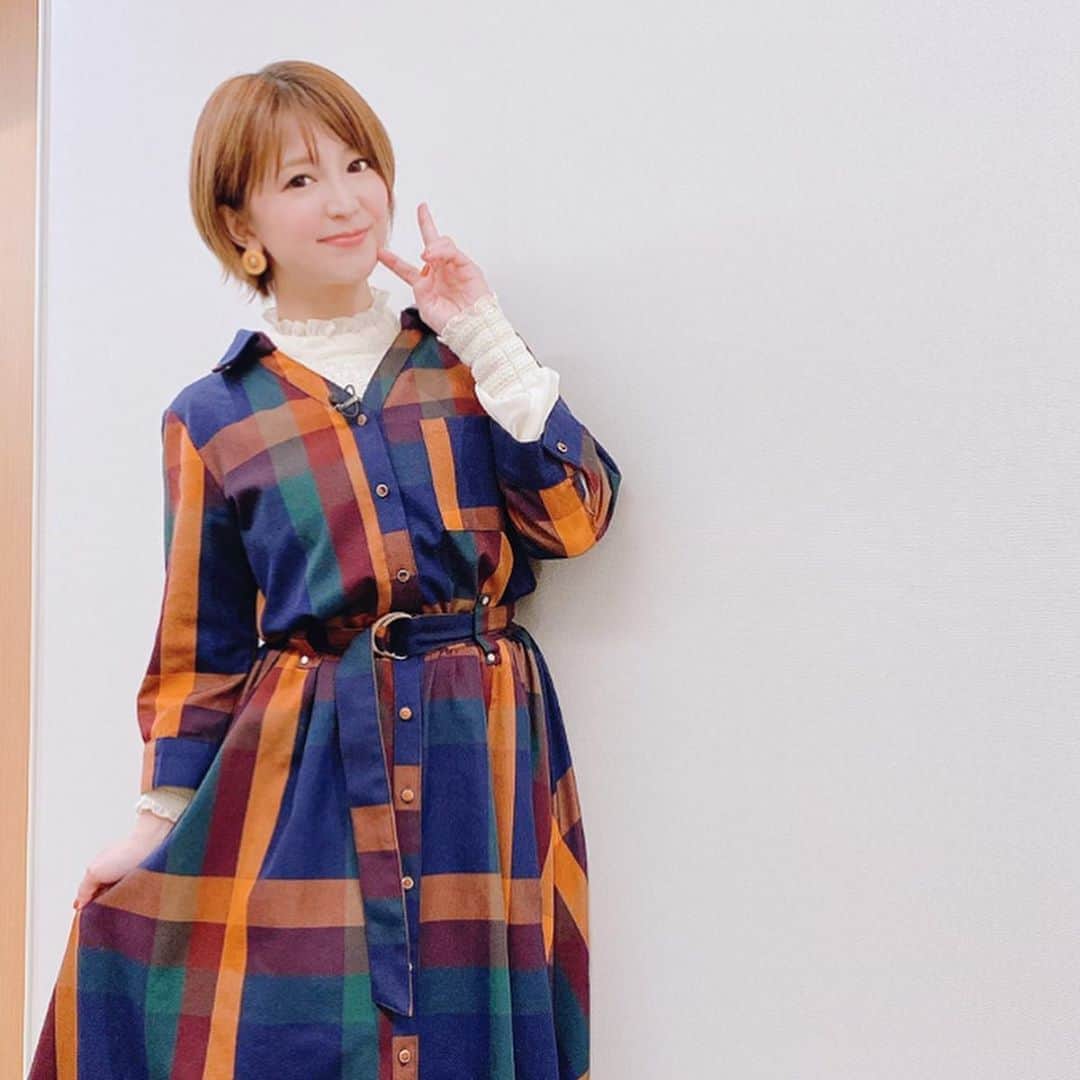 矢口真里さんのインスタグラム写真 矢口真里instagram 昨日の衣装です ワンピース Redyazel さんのでタグ付けしましたょ ピアスとブラウスはスタイリストさん私物 久しぶりにオレンジ着たらテンション上がりました 12月21日 15時10分