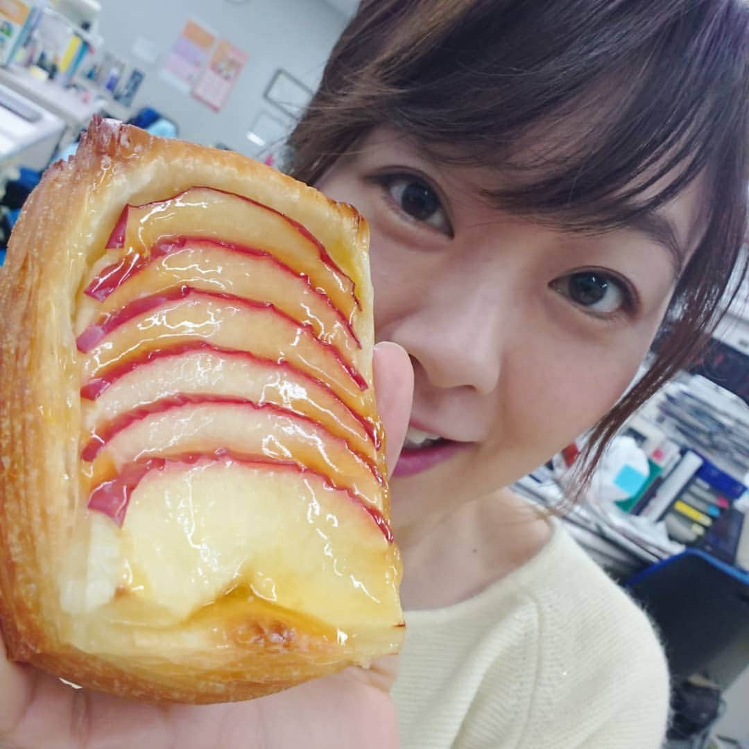 滝香織さんのインスタグラム写真 - (滝香織Instagram)「今日はニュースの#記者 と#アナウンサー 担当。 おやつには#プースドシェフ さんの#紅玉リンゴのデニッシュ 甘酸っぱいりんごとさくっとした生地がたまら～ん！！ つかの間のハッピータイム🎵  そして、以前食べたチョコとバターを挟んだ#バゲットショコラ ✨ 絶妙な美味しさでびっくりしました‼️ さらに、#クリスマス はやっぱり#シュトーレン  近くにこんな美味しいパン屋さんがあるって、なんて幸せなんでしょう😆 よ～し、もうひと頑張りしよう！！ #poucedechef #パン大好き #パンlove #愛媛パン屋 #松山パン屋 #bread #bakery #アップルパイ #アナウンサー #女子アナ #滝香織」12月21日 15時20分 - kaorin_taki