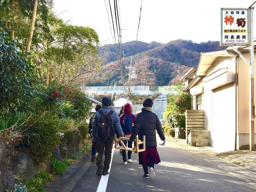 大澄れい（大崎緑）さんのインスタグラム写真 - (大澄れい（大崎緑）Instagram)「手作りのベンチを持って遠足へ。  京芸のある京都の西の端、大枝・大原野は、自然豊かな美しい風景が広がります。  九社神社からの眺めは、京都市内はもちろん、遠く奈良の山並みまでもが見渡せる隠れた絶景ポイント！  共に運んで、休んで、ベンチを通してみんなとの距離もぐっと縮まったような〜✨ 手作りのしおりと、ベンチを制作し、ツアーコンダクターとしても楽しみました😆  #遠足 #フィールドトリップ #京都 #大枝 #大原野 #九社神社 #京芸 #Gゼミ #遠足のしおり #ベンチ #ツアーコンダクター」12月21日 15時18分 - midori.ozaki