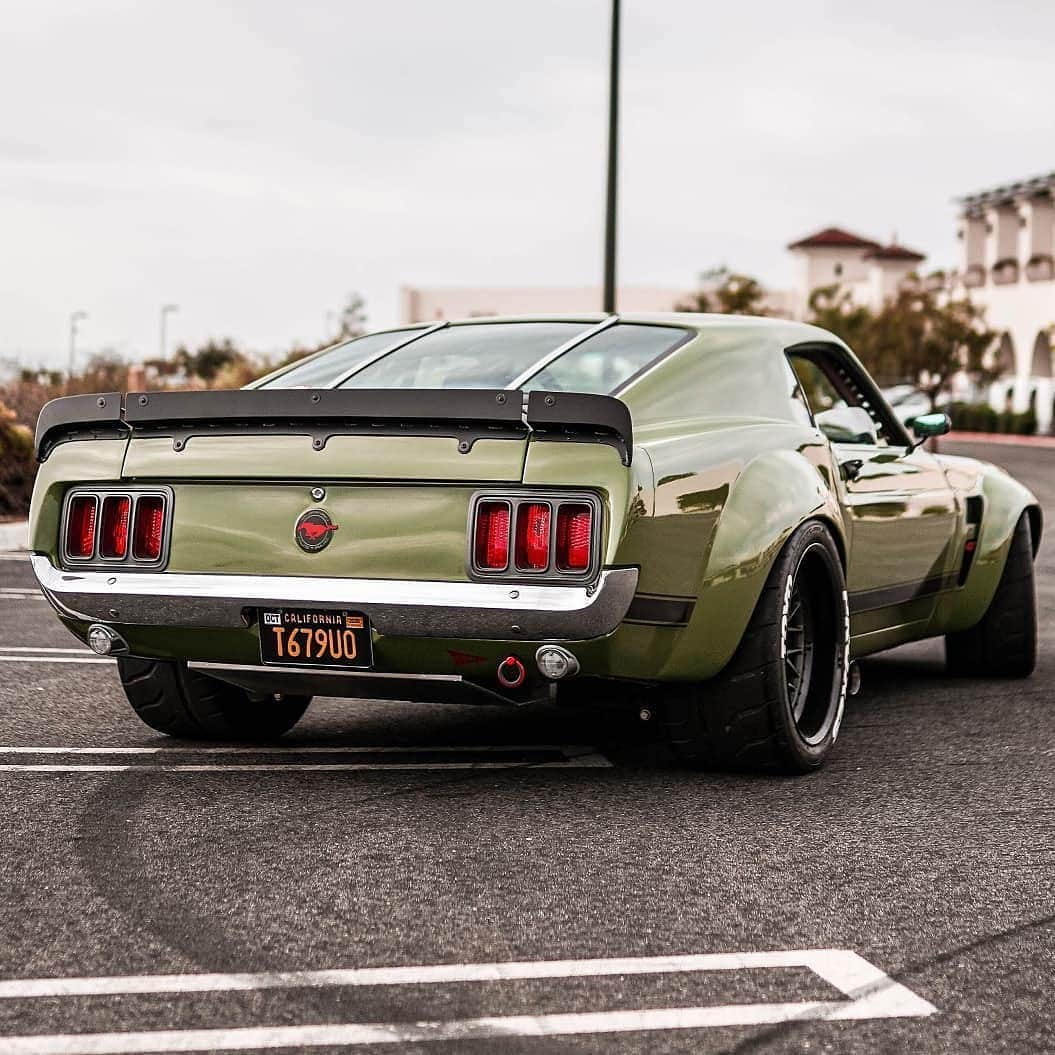 CARLiFESTYLEさんのインスタグラム写真 - (CARLiFESTYLEInstagram)「Beefy BOSS 427 Mustang. 👍🏼or👎🏼? Owner @macmaninfi | Photo @southoccarsandcoffee #carlifestyle #mustang」12月21日 15時22分 - carlifestyle