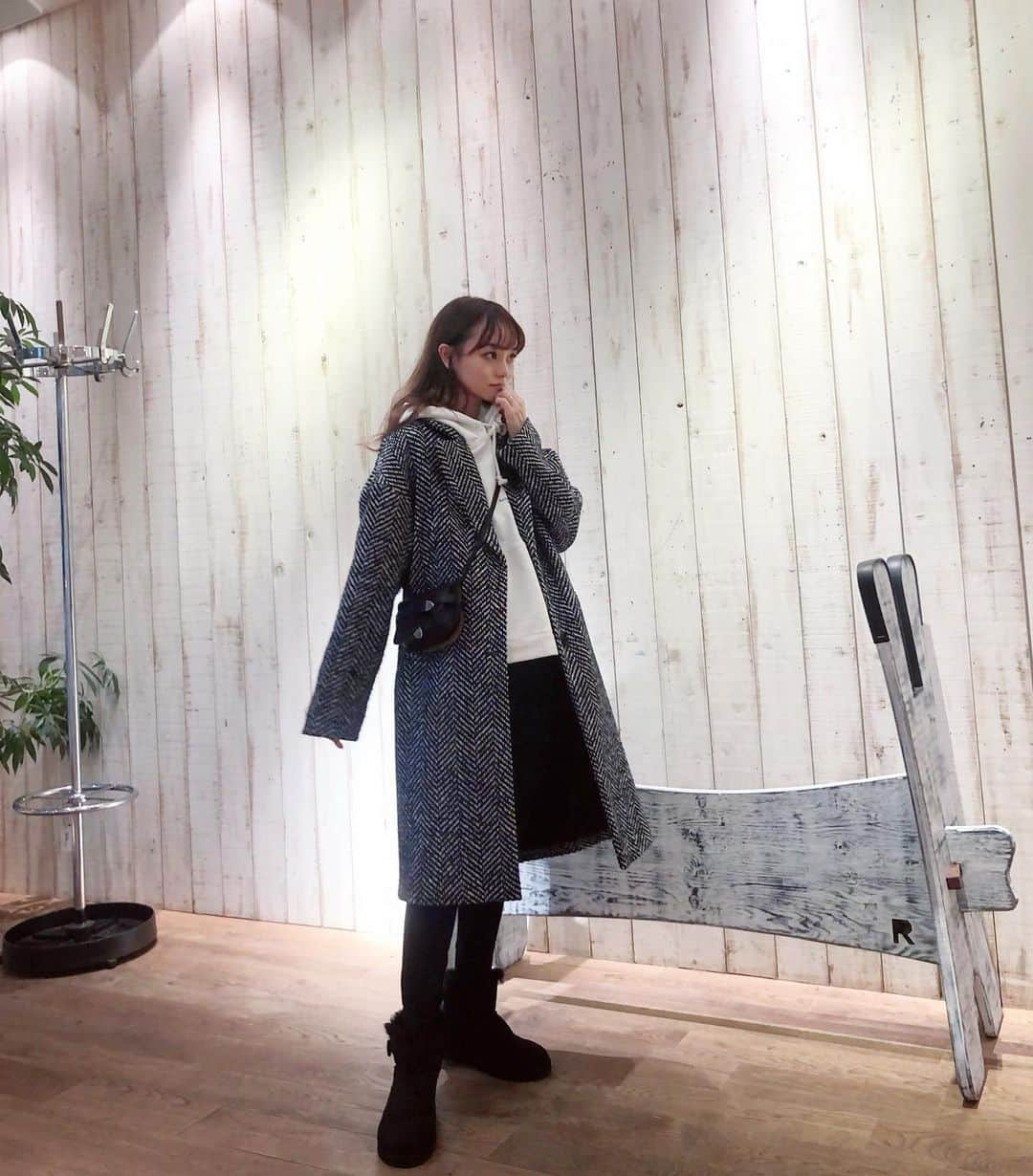 丸林広奈さんのインスタグラム写真 - (丸林広奈Instagram)「今日のふく🖤久々にUGG履いたら楽ちんすぎる。 #coat : #zara #hoodie : #acnestudios  #pants : #zara  #bag : #loewe  #boots : #ugg  #今日のコーデ　#モノトーンコーデ #outfit #ootd #fashion」12月21日 15時30分 - hironamarubayashi