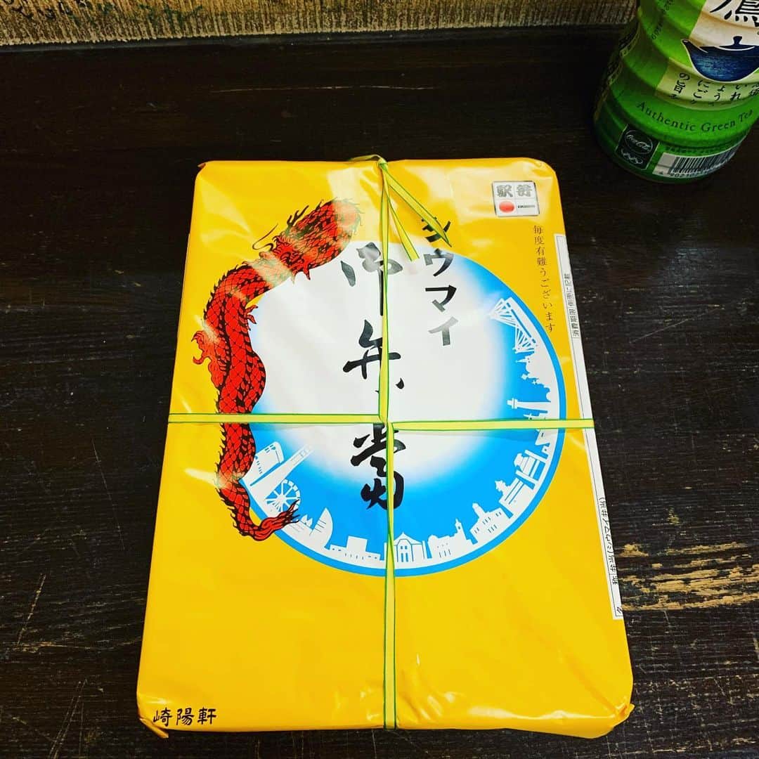 染谷俊のインスタグラム：「今日は新横浜！『音楽書簡』。冬の詩。歌おうねー。あったまろー！ そして、 わーい！ 大好きなシューマイ弁当！ つまみに呑みたいとこだけど、今日はいただいたお茶で美味しく食べましょー！ Yummy！」