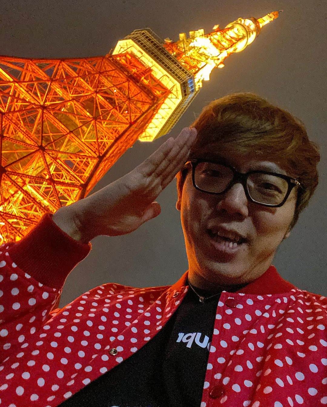 HIKAKINのインスタグラム：「わたくしヒカキン、なんと東京タワーの大使に就任致しました！🗼その名も東京タワー応援大使！タワー内には限定グッズやフォトパネルなど色々ありますので是非東京タワー行ってみて下さい！😎🗼🎉何が出るかわからない缶バッチにはシークレットも2種類あります🤓❓❓❓」